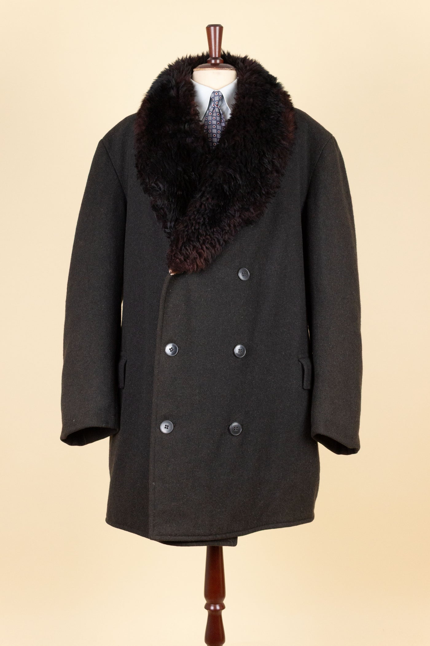 SWEDISH 1940S/1950S BLACK DOUBLE BREASTED SHORT OVERCOAT WITH FUR COLLAR AND LINING. SIZE CA EU 56