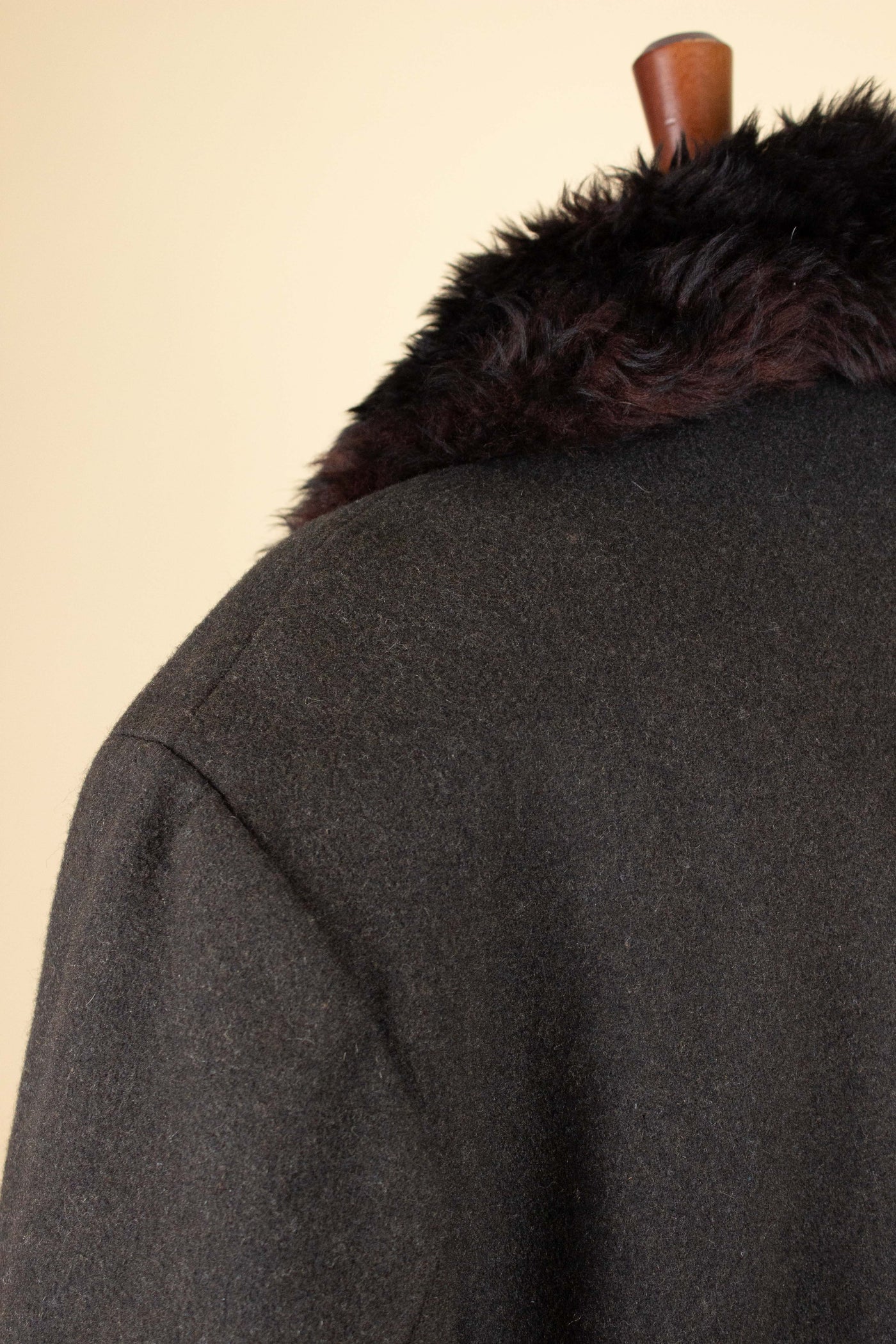 SWEDISH 1940S/1950S BLACK DOUBLE BREASTED SHORT OVERCOAT WITH FUR COLLAR AND LINING. SIZE CA EU 56