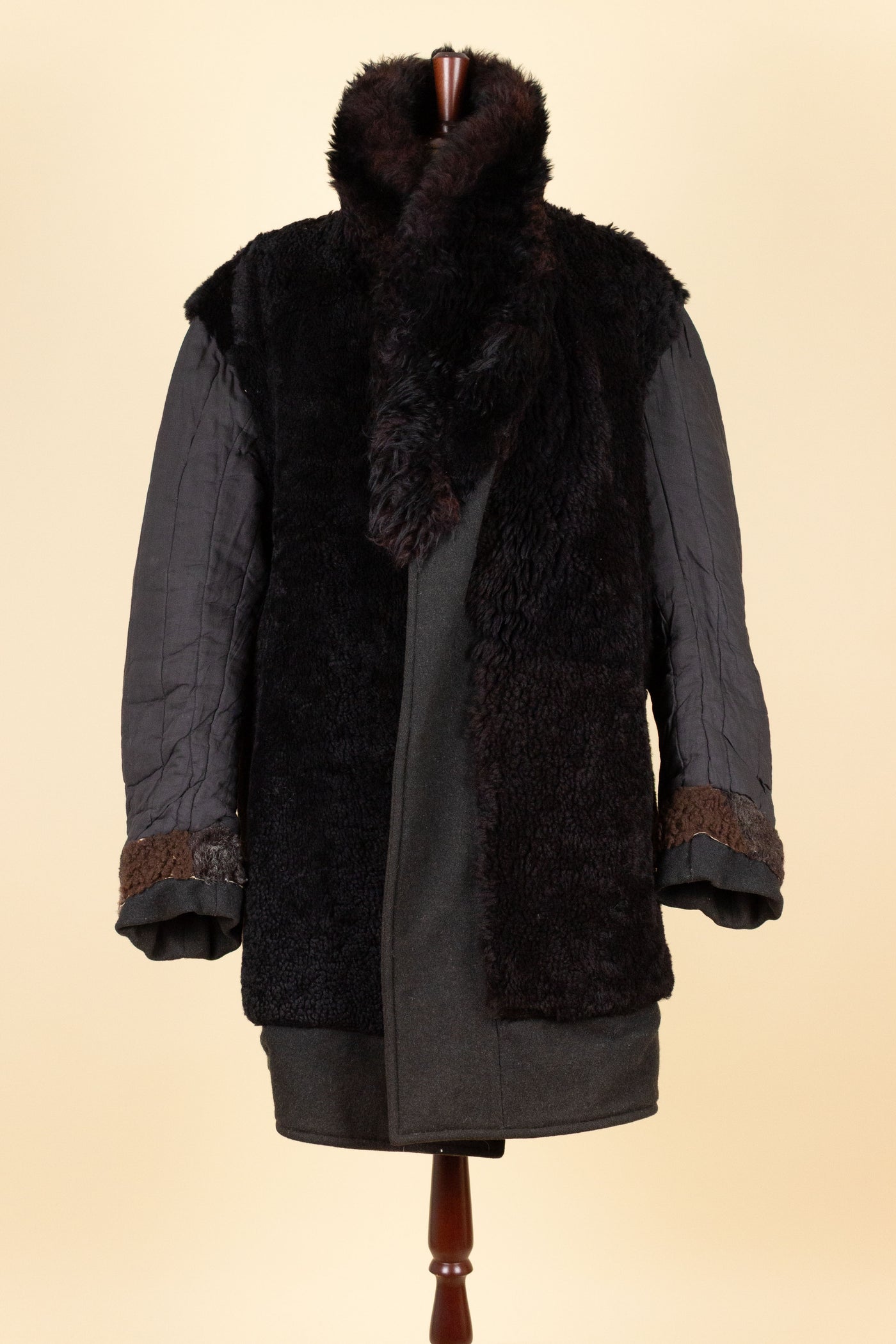 SWEDISH 1940S/1950S BLACK DOUBLE BREASTED SHORT OVERCOAT WITH FUR COLLAR AND LINING. SIZE CA EU 56