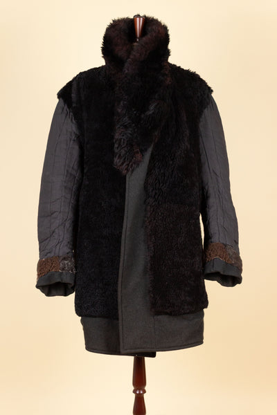 SWEDISH 1940S/1950S BLACK DOUBLE BREASTED SHORT OVERCOAT WITH FUR COLLAR AND LINING. SIZE CA EU 56