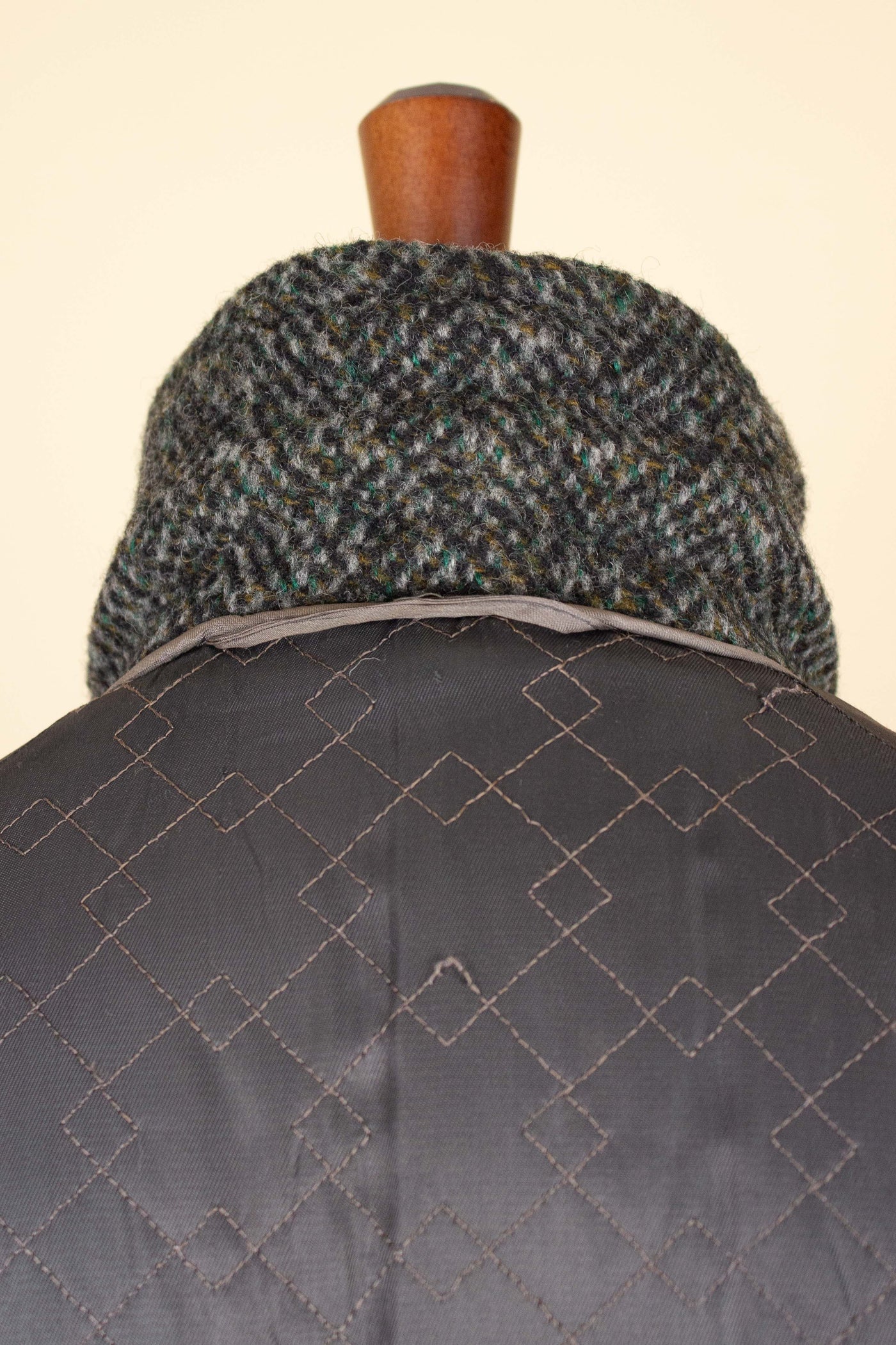 GERMAN 1950S/1960S GREY MOTTLED RAGLAN TWEED COAT BY SCHITTKOW BEKLEIDUNG. SIZE CA EU 48