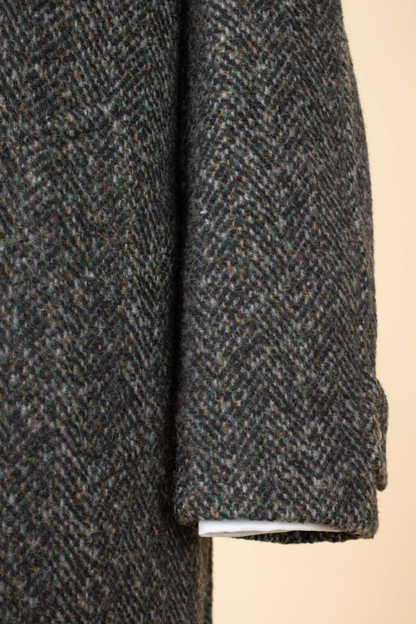 GERMAN 1950S/1960S GREY MOTTLED RAGLAN TWEED COAT BY SCHITTKOW BEKLEIDUNG. SIZE CA EU 48