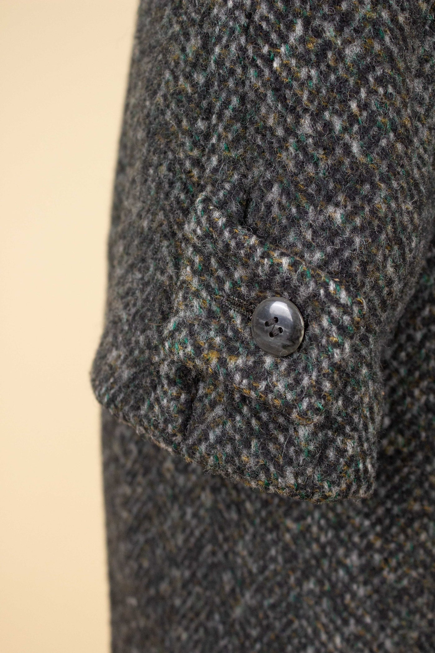 GERMAN 1950S/1960S GREY MOTTLED RAGLAN TWEED COAT BY SCHITTKOW BEKLEIDUNG. SIZE CA EU 48