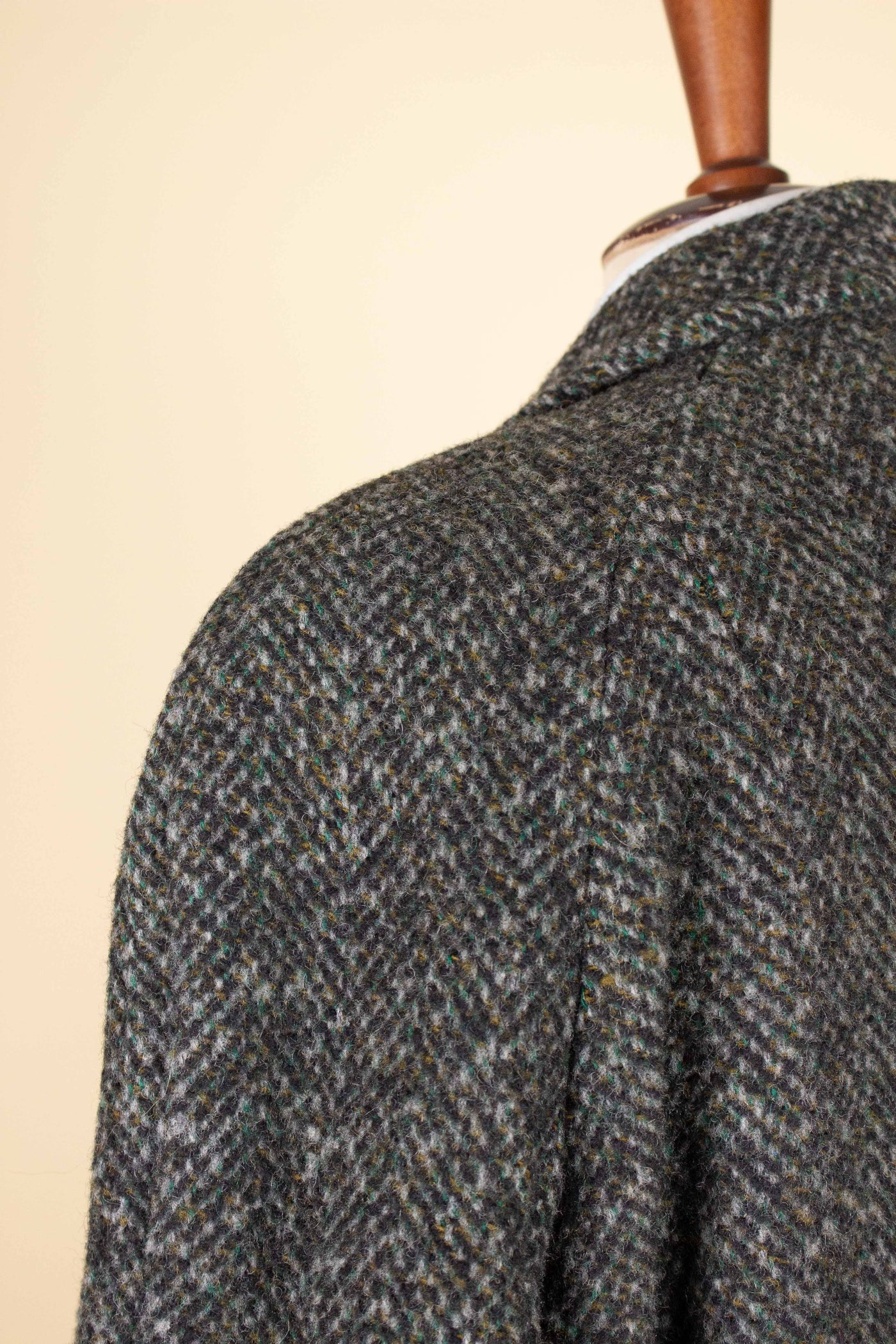 GERMAN 1950S/1960S GREY MOTTLED RAGLAN TWEED COAT BY SCHITTKOW BEKLEIDUNG. SIZE CA EU 48