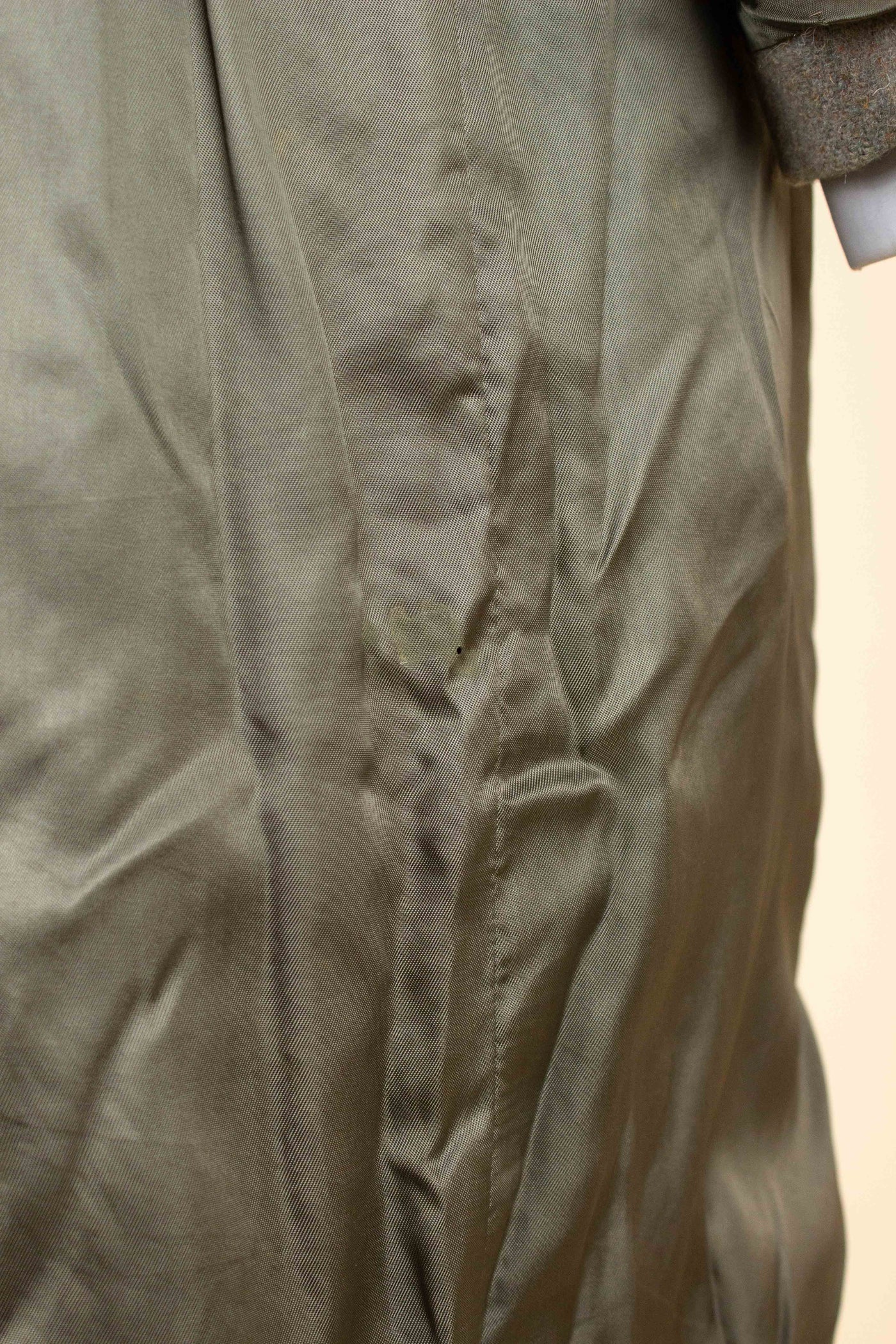 BRITISH 1940S/1950S GREEN-GREY HARRIS TWEED OVERCOAT BY TRENT. SIZE CA EU 46