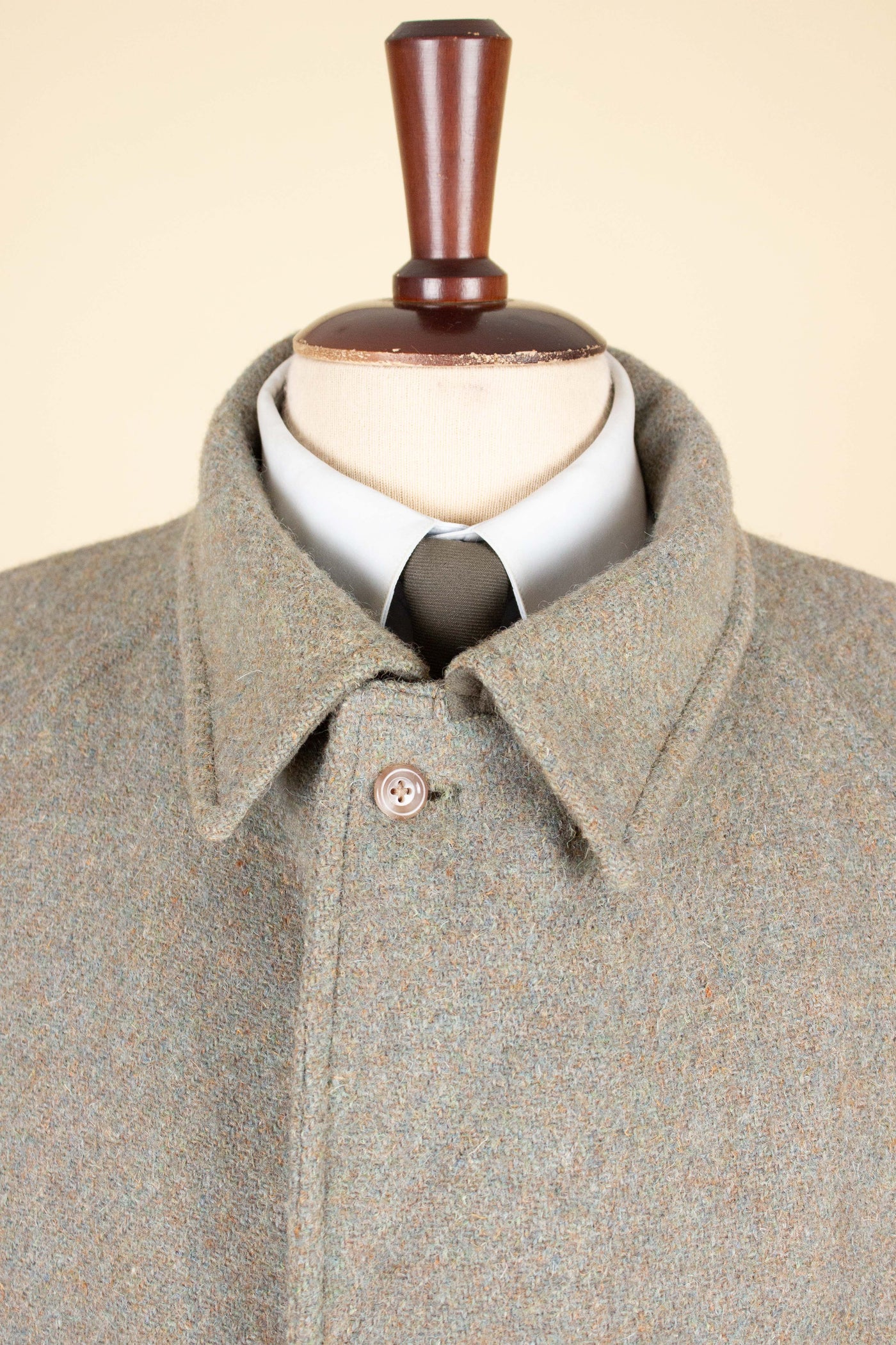 BRITISH 1940S/1950S GREEN-GREY HARRIS TWEED OVERCOAT BY TRENT. SIZE CA EU 46