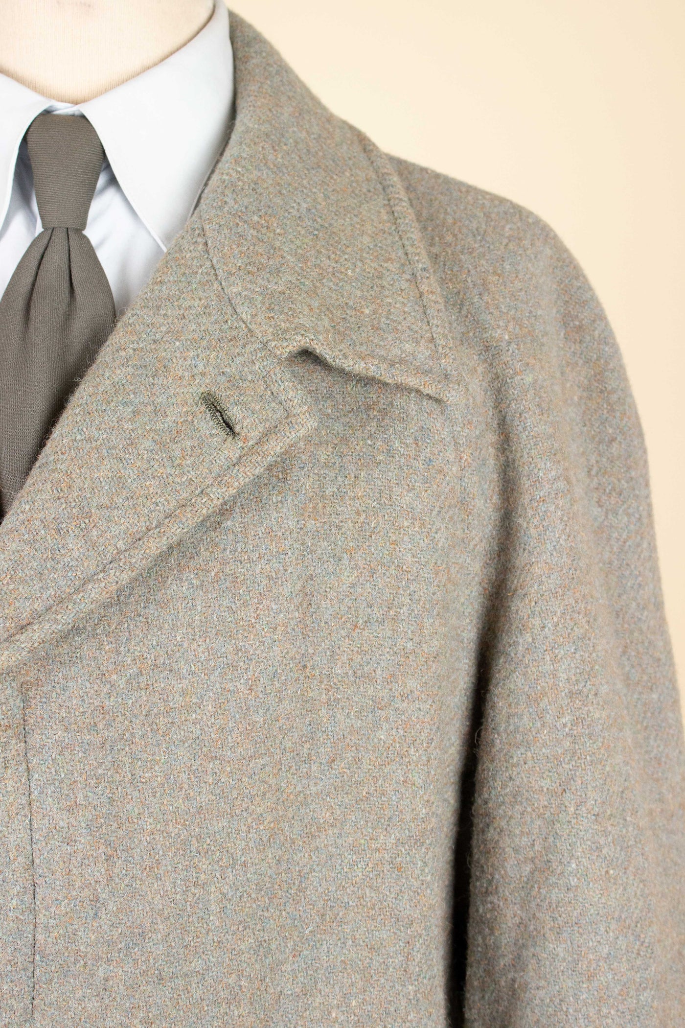 BRITISH 1940S/1950S GREEN-GREY HARRIS TWEED OVERCOAT BY TRENT. SIZE CA EU 46