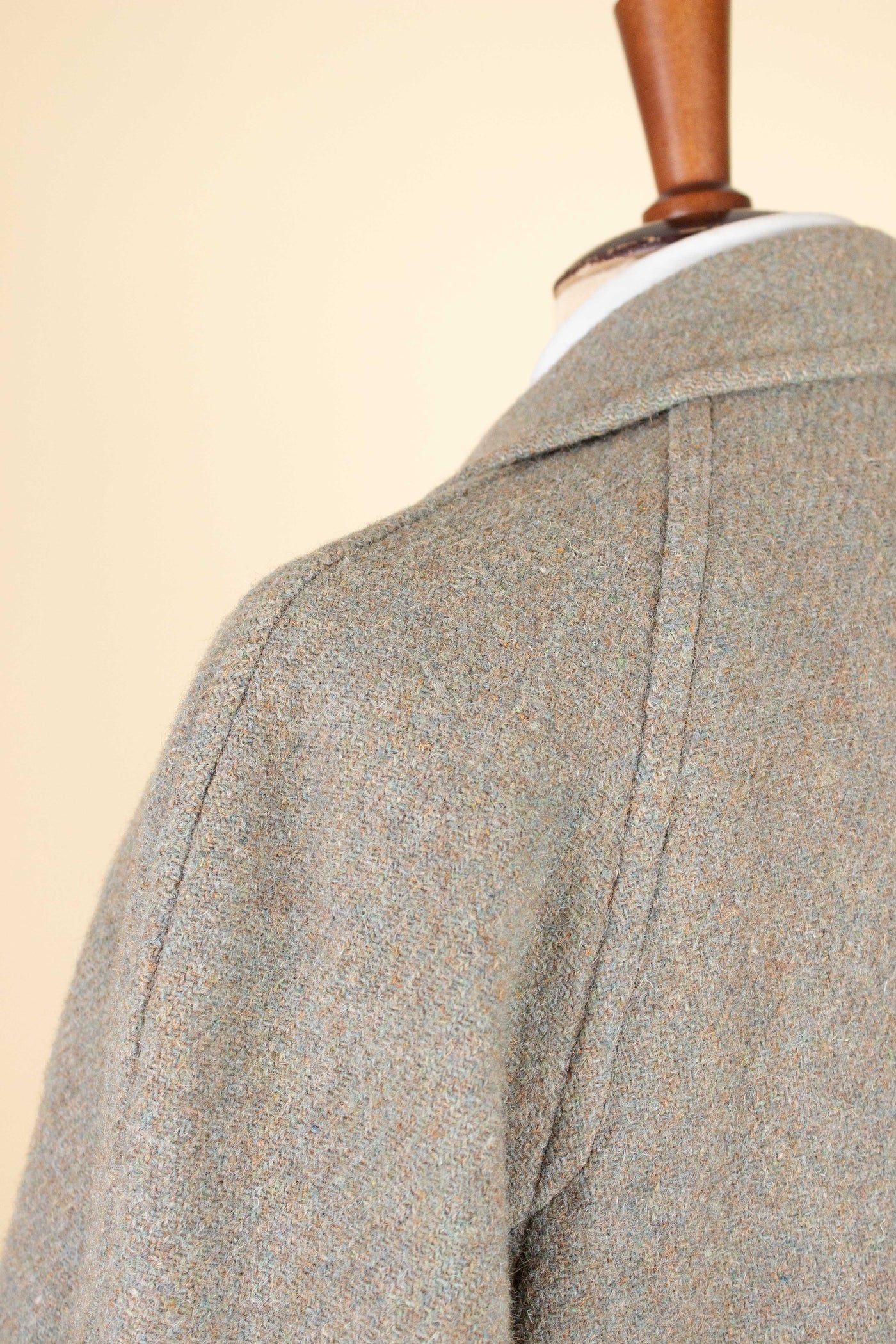 BRITISH 1940S/1950S GREEN-GREY HARRIS TWEED OVERCOAT BY TRENT. SIZE CA EU 46