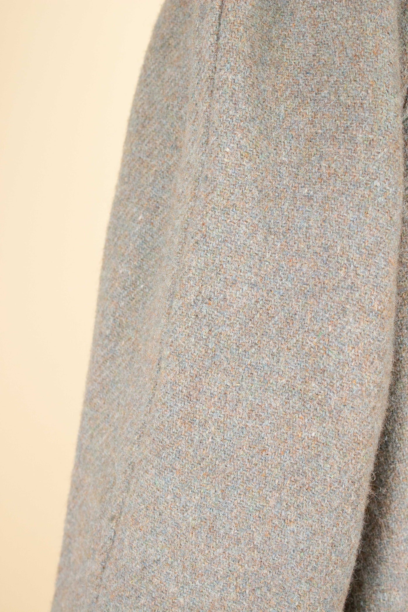 BRITISH 1940S/1950S GREEN-GREY HARRIS TWEED OVERCOAT BY TRENT. SIZE CA EU 46