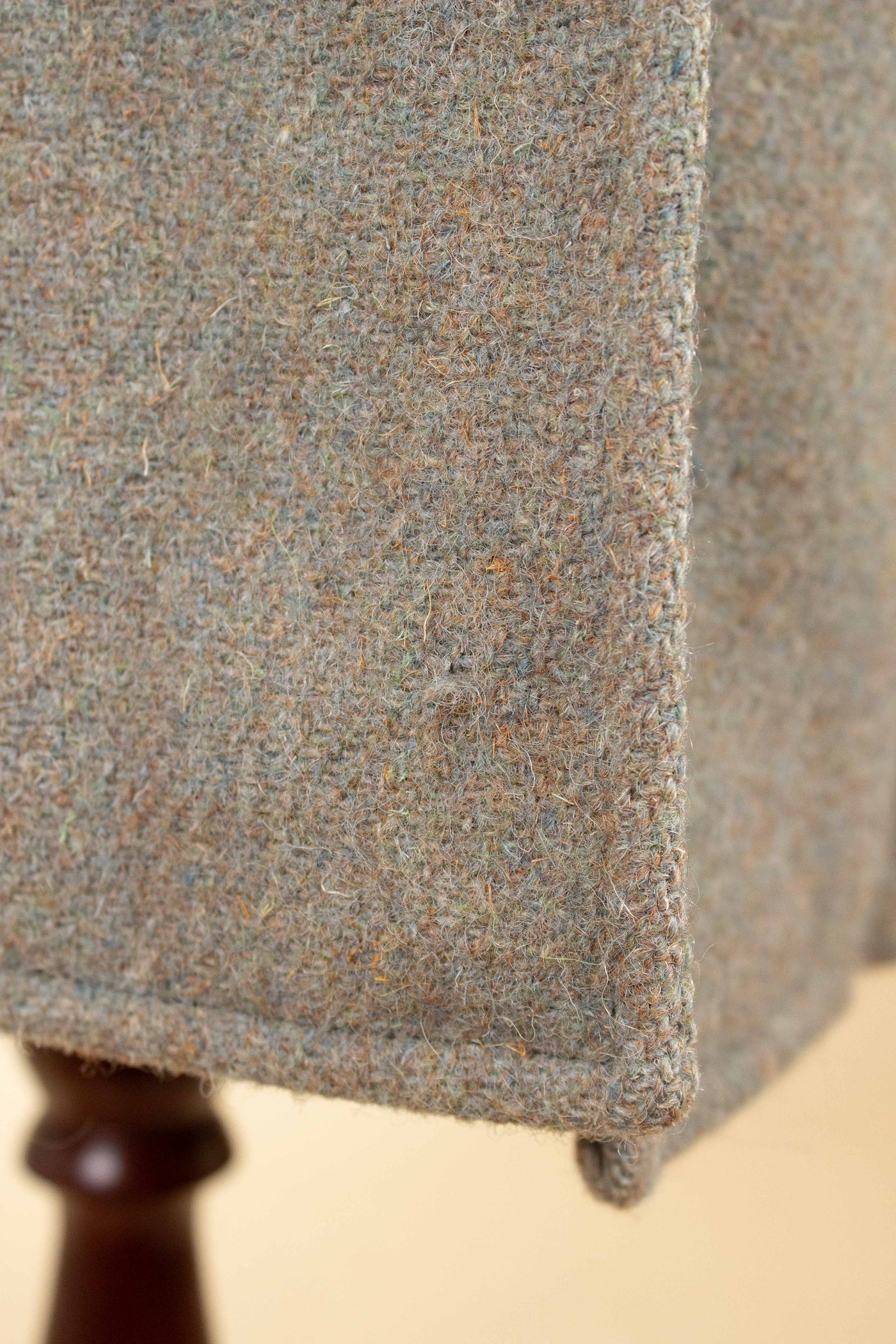 BRITISH 1940S/1950S GREEN-GREY HARRIS TWEED OVERCOAT BY TRENT. SIZE CA EU 46