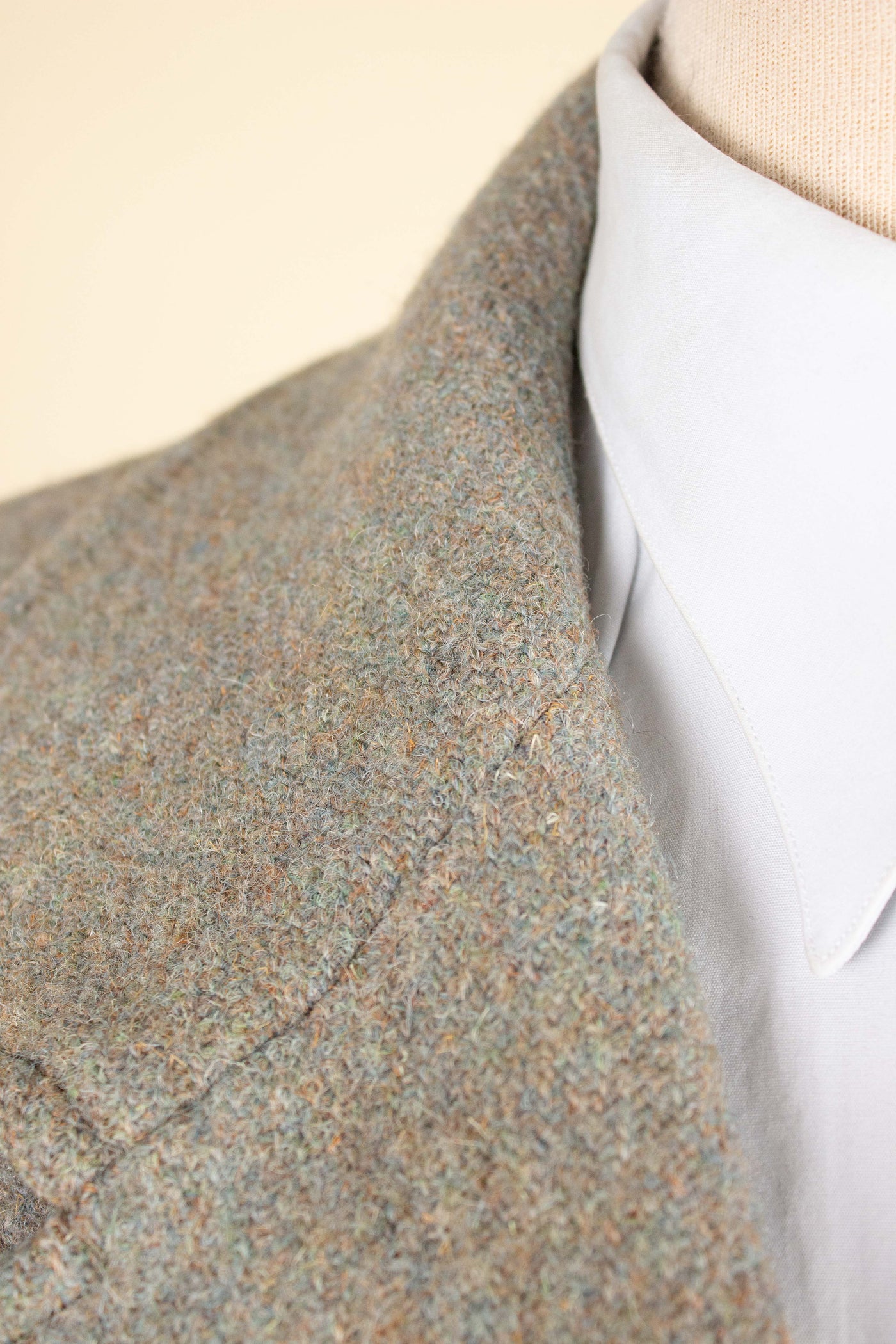 BRITISH 1940S/1950S GREEN-GREY HARRIS TWEED OVERCOAT BY TRENT. SIZE CA EU 46