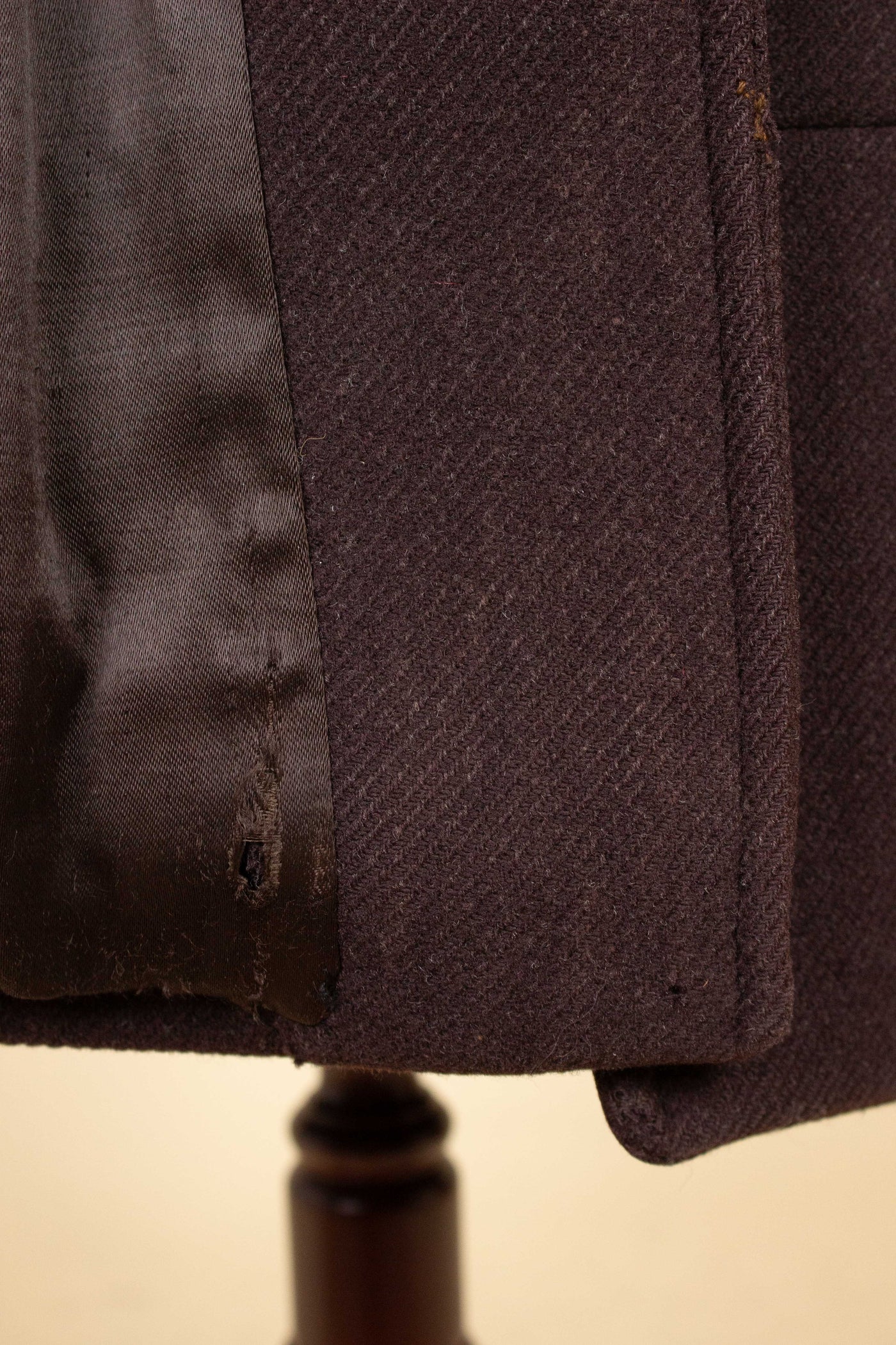 SWEDISH 1940S CHOCOLATE BROWN RAGLAN COAT BY KABOM. SIZE CA EU 54