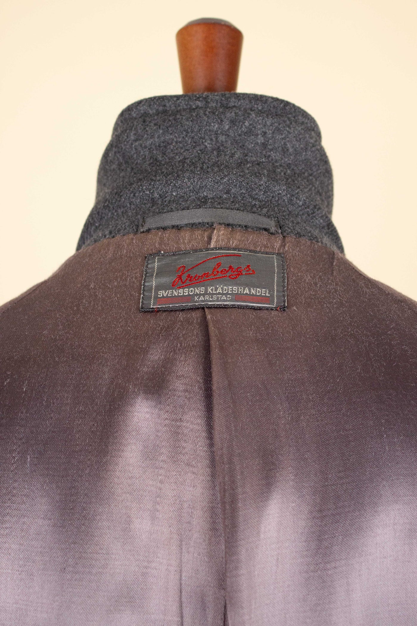 SWEDISH 1940S GREY RAGLAN OVERCOAT BY DRESS. SIZE CA EU 46