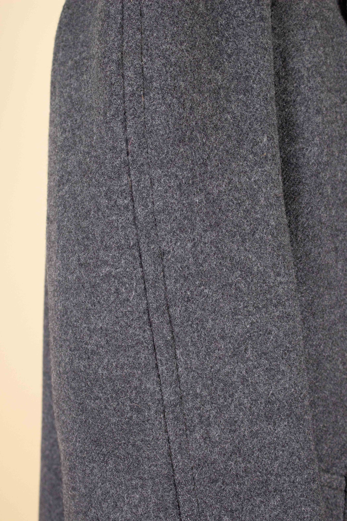 SWEDISH 1940S GREY RAGLAN OVERCOAT BY DRESS. SIZE CA EU 46