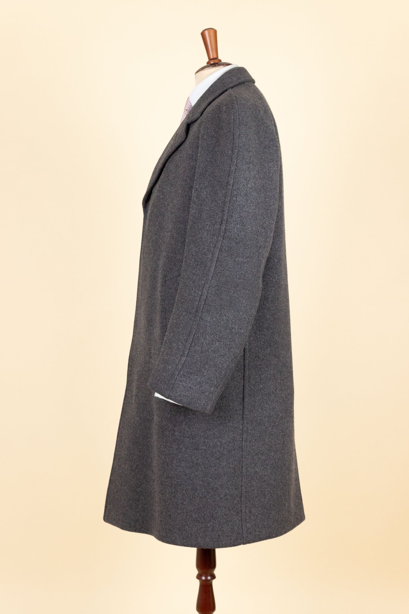 SWEDISH 1940S GREY RAGLAN OVERCOAT BY DRESS. SIZE CA EU 46