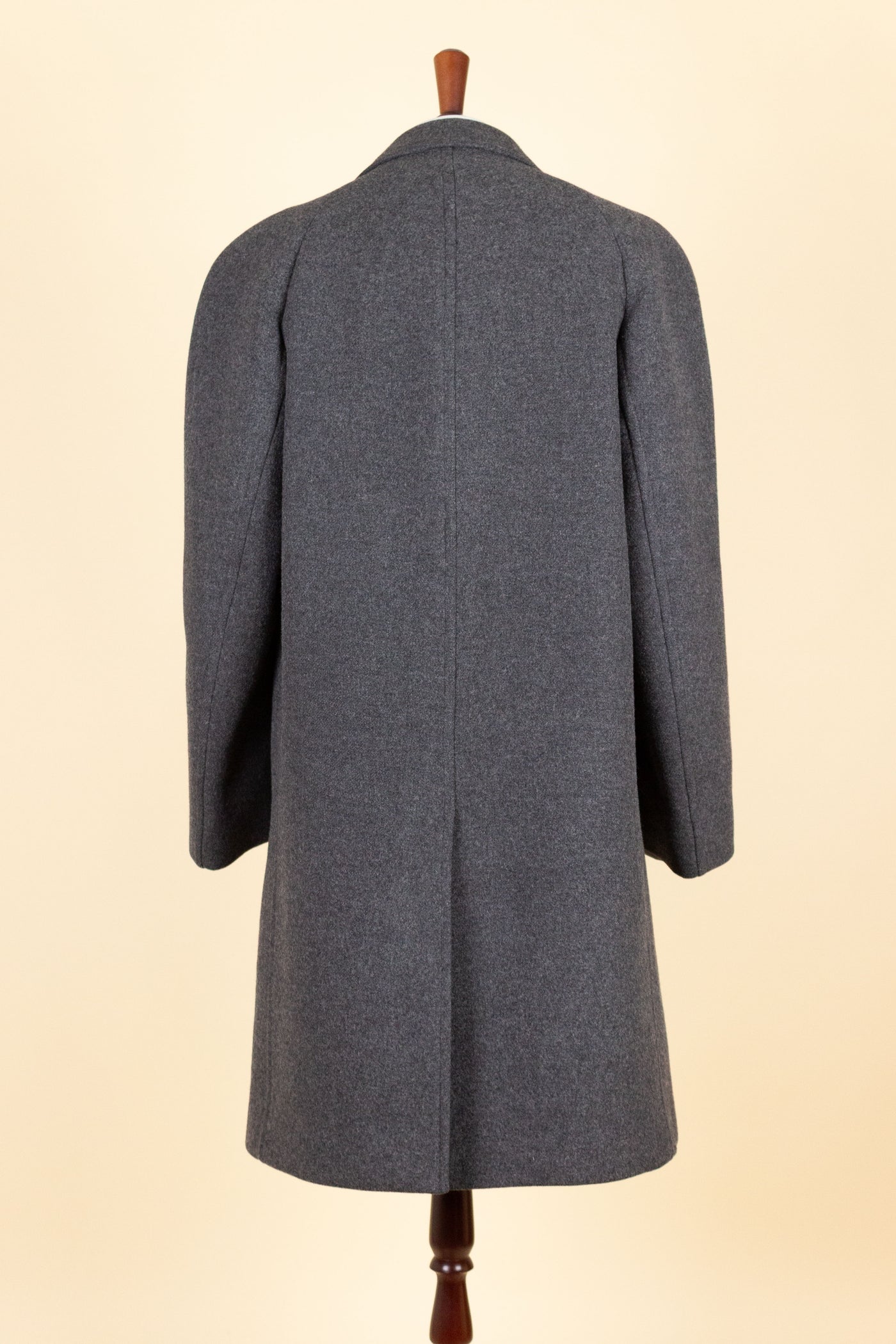 SWEDISH 1940S GREY RAGLAN OVERCOAT BY DRESS. SIZE CA EU 46