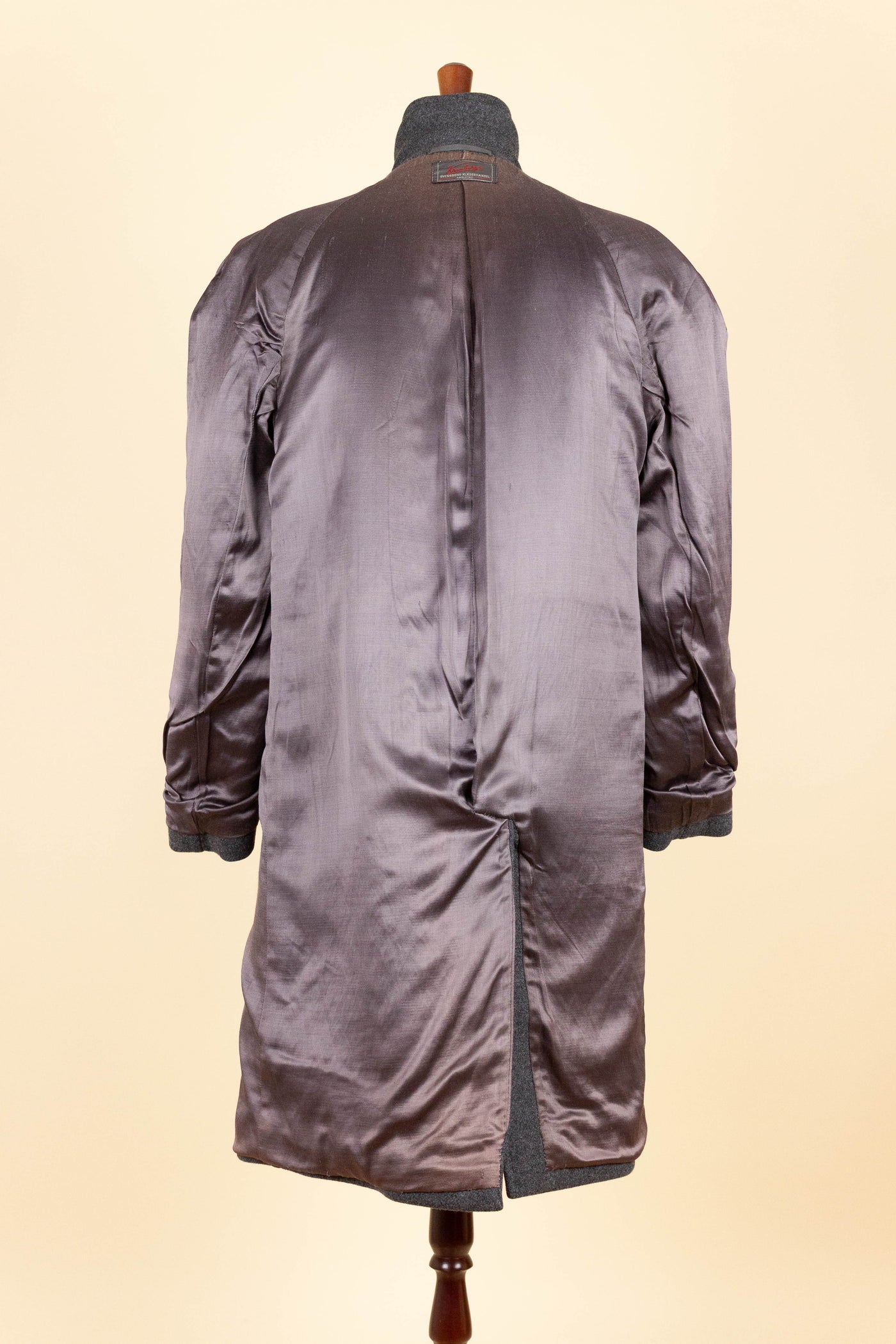 SWEDISH 1940S GREY RAGLAN OVERCOAT BY DRESS. SIZE CA EU 46