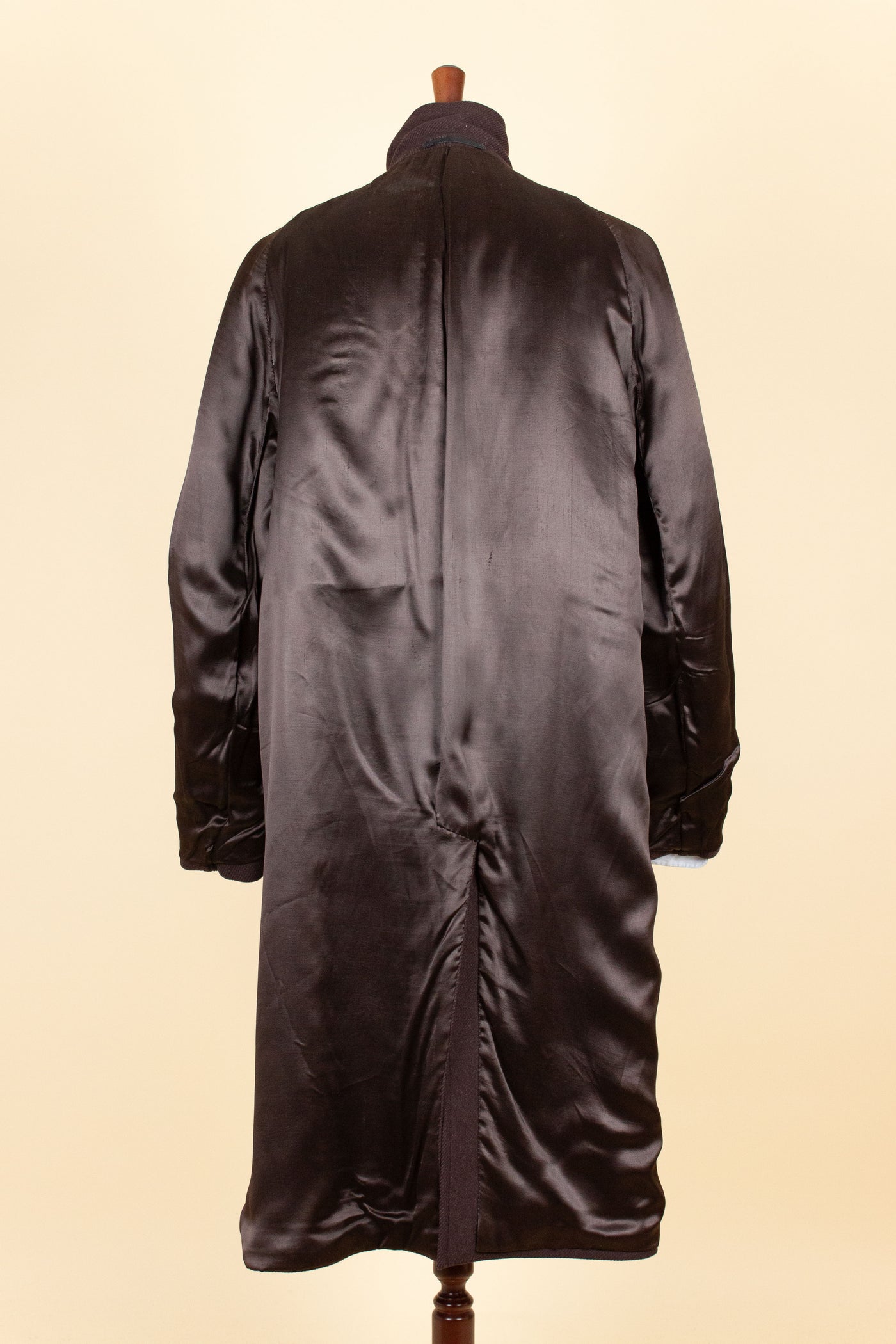 SWEDISH 1940S CHOCOLATE BROWN RAGLAN COAT BY KABOM. SIZE CA EU 54