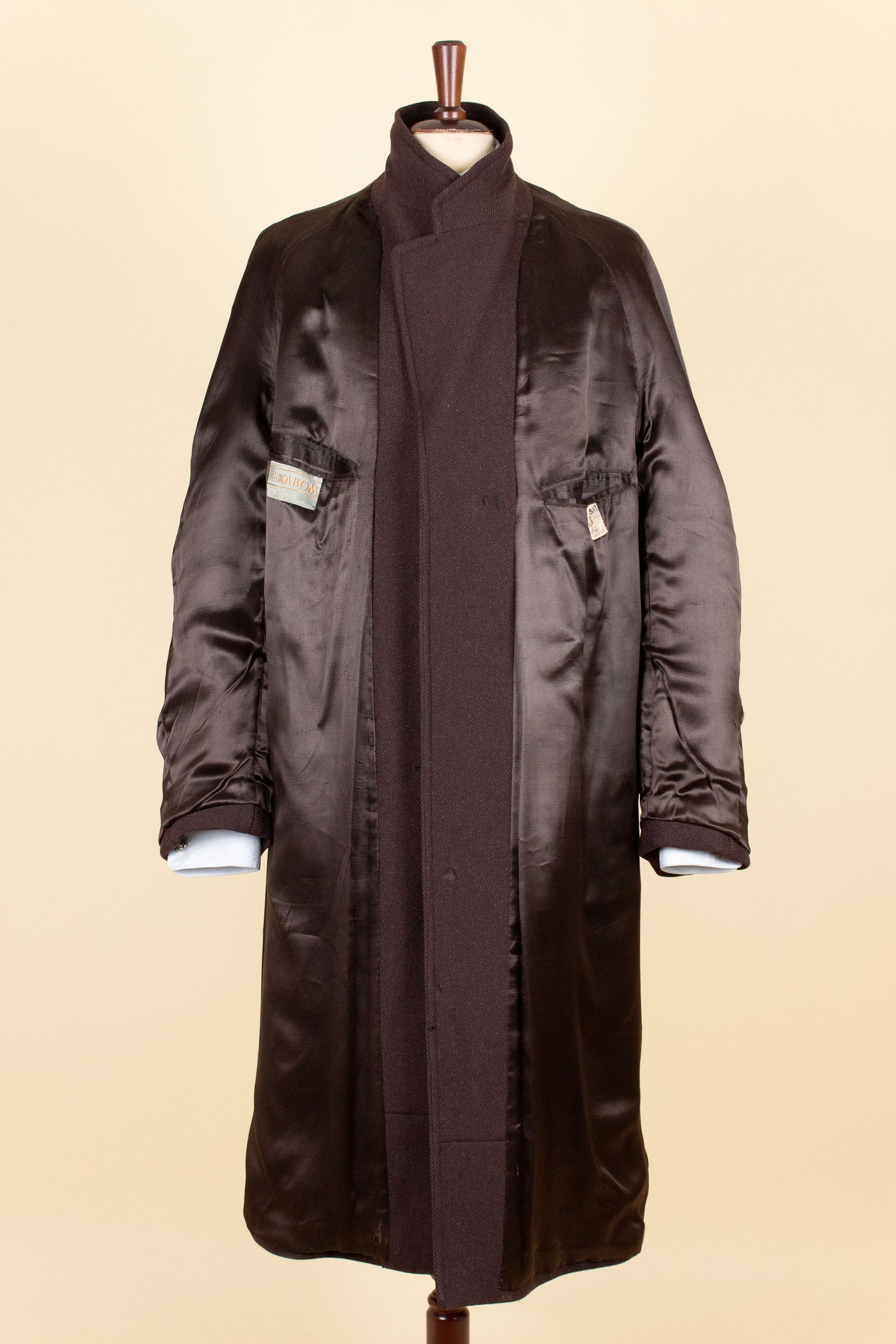 SWEDISH 1940S CHOCOLATE BROWN RAGLAN COAT BY KABOM. SIZE CA EU 54