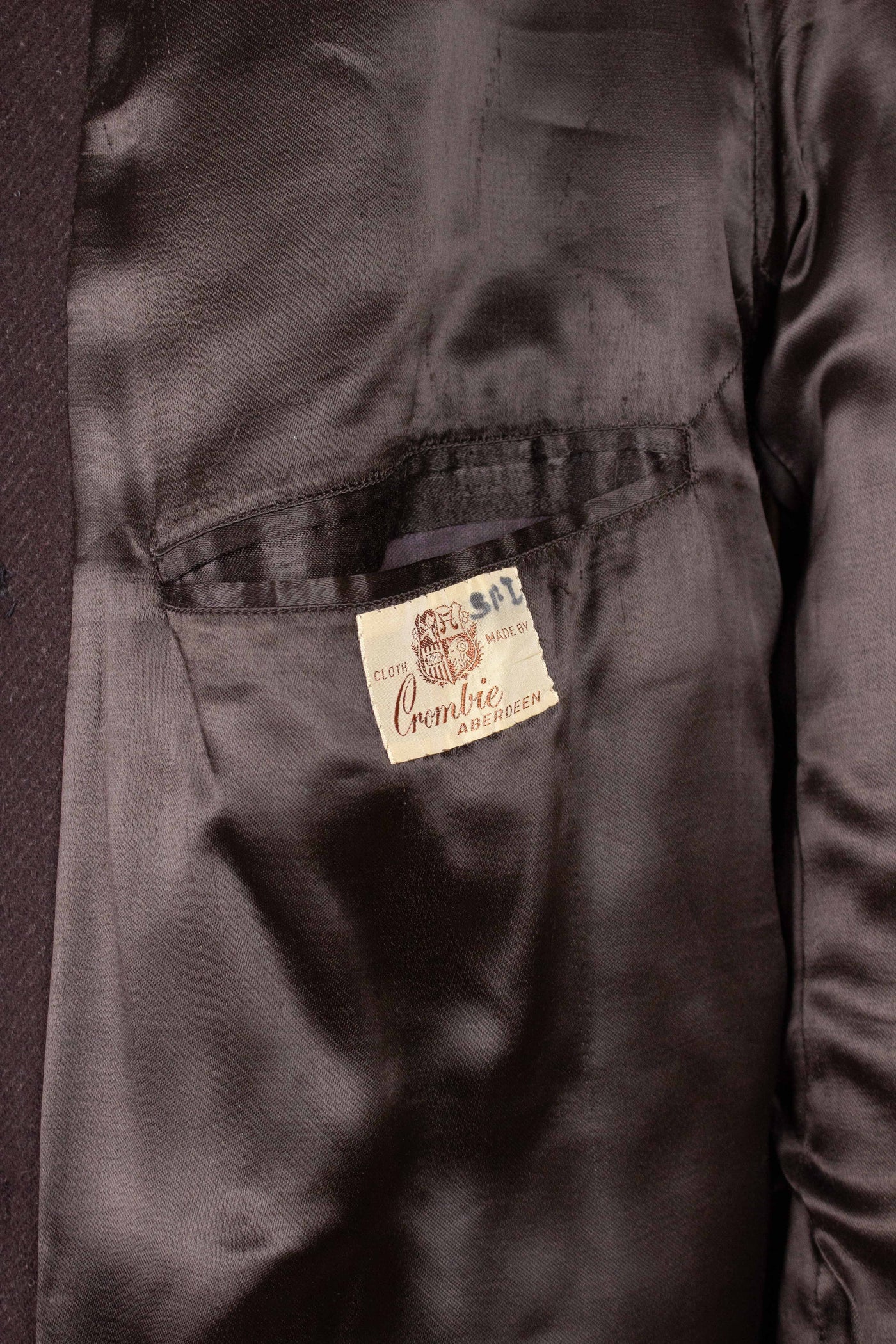 SWEDISH 1940S CHOCOLATE BROWN RAGLAN COAT BY KABOM. SIZE CA EU 54