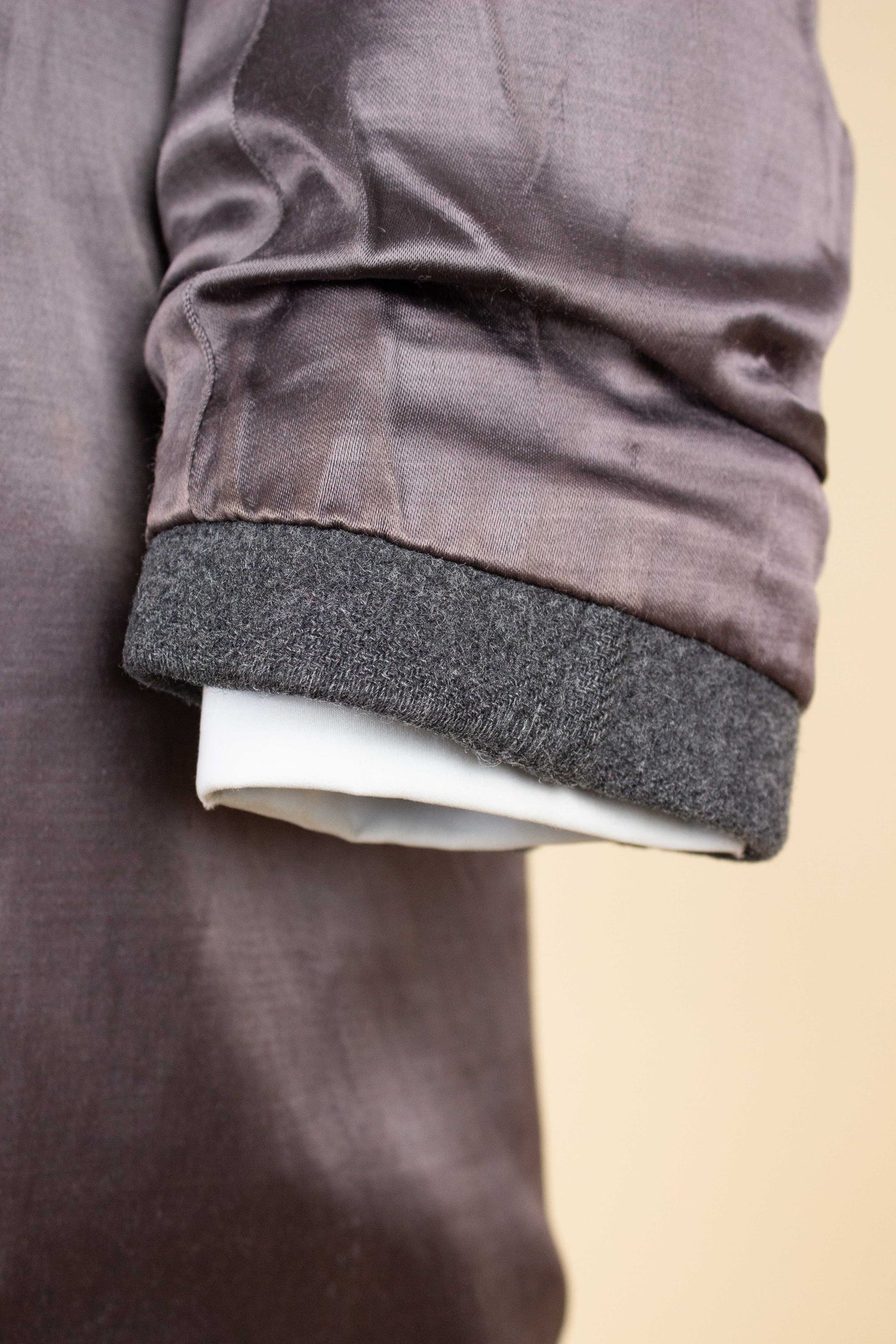 SWEDISH 1940S GREY RAGLAN OVERCOAT BY DRESS. SIZE CA EU 46