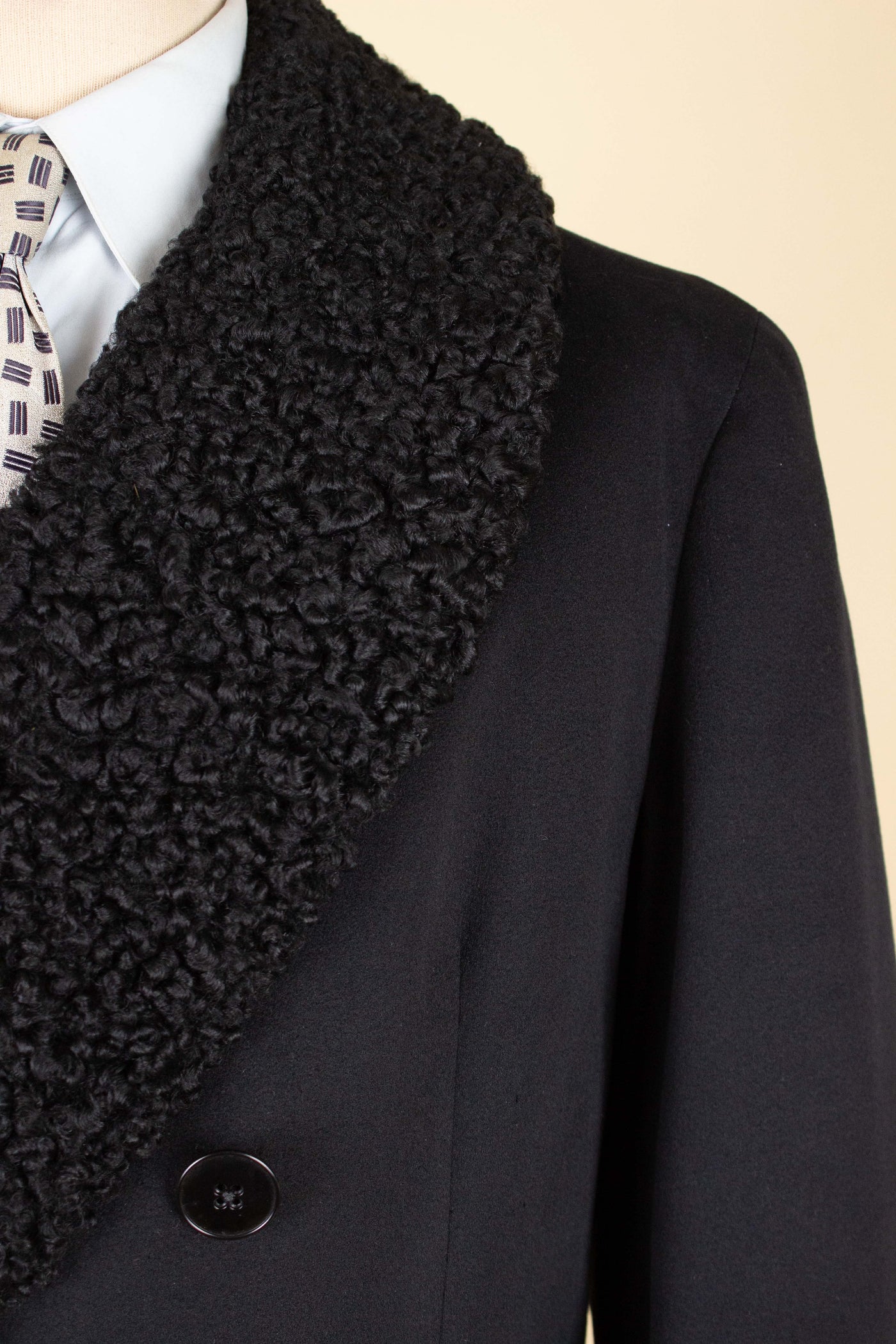 1920S/1930S BLACK DOUBLE BREASTED PERSIAN COLLAR OVERCOAT BY MOLIN & MÖCKLIN. SIZE CA EU 46