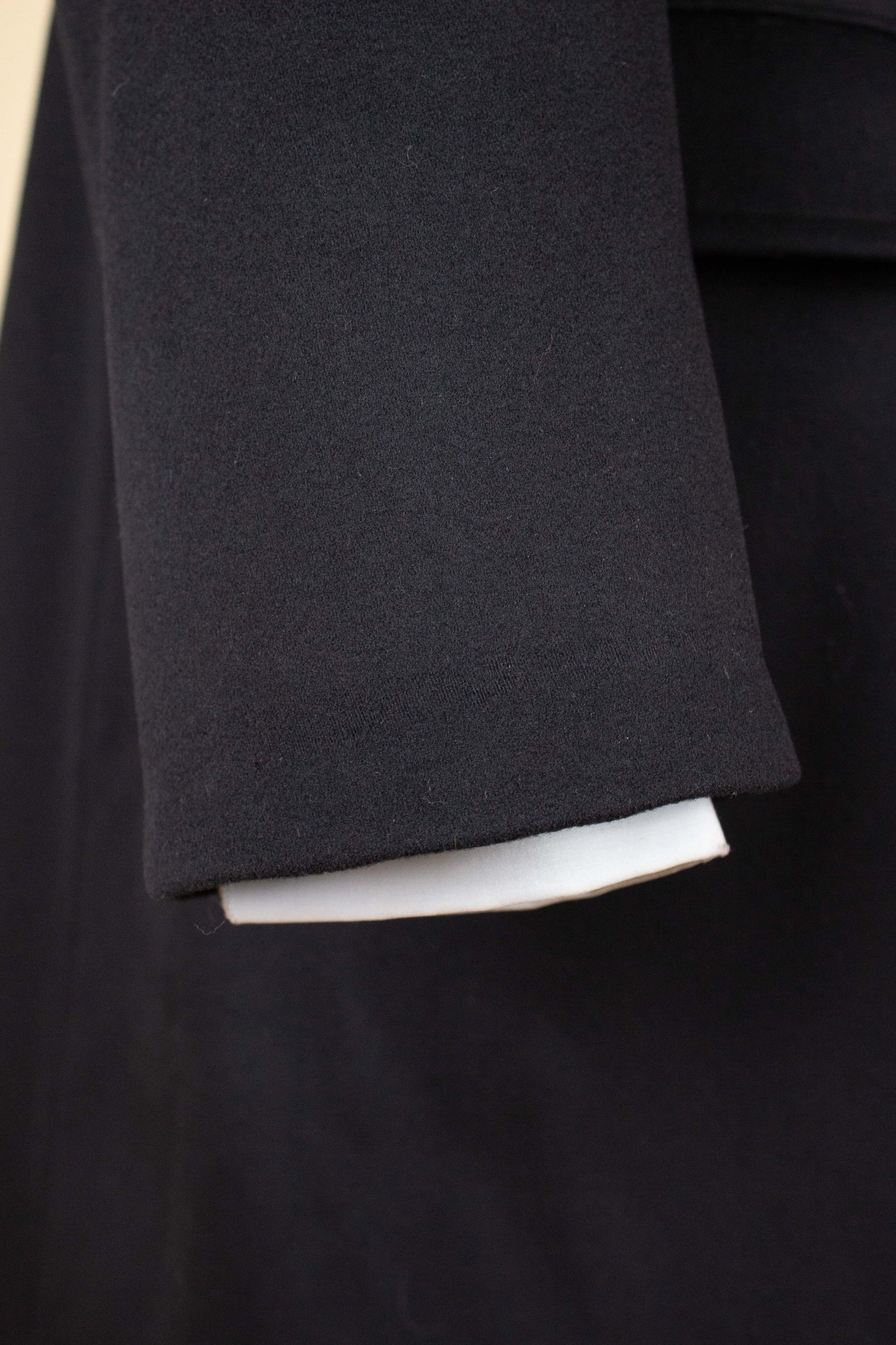 1920S/1930S BLACK DOUBLE BREASTED PERSIAN COLLAR OVERCOAT BY MOLIN & MÖCKLIN. SIZE CA EU 46