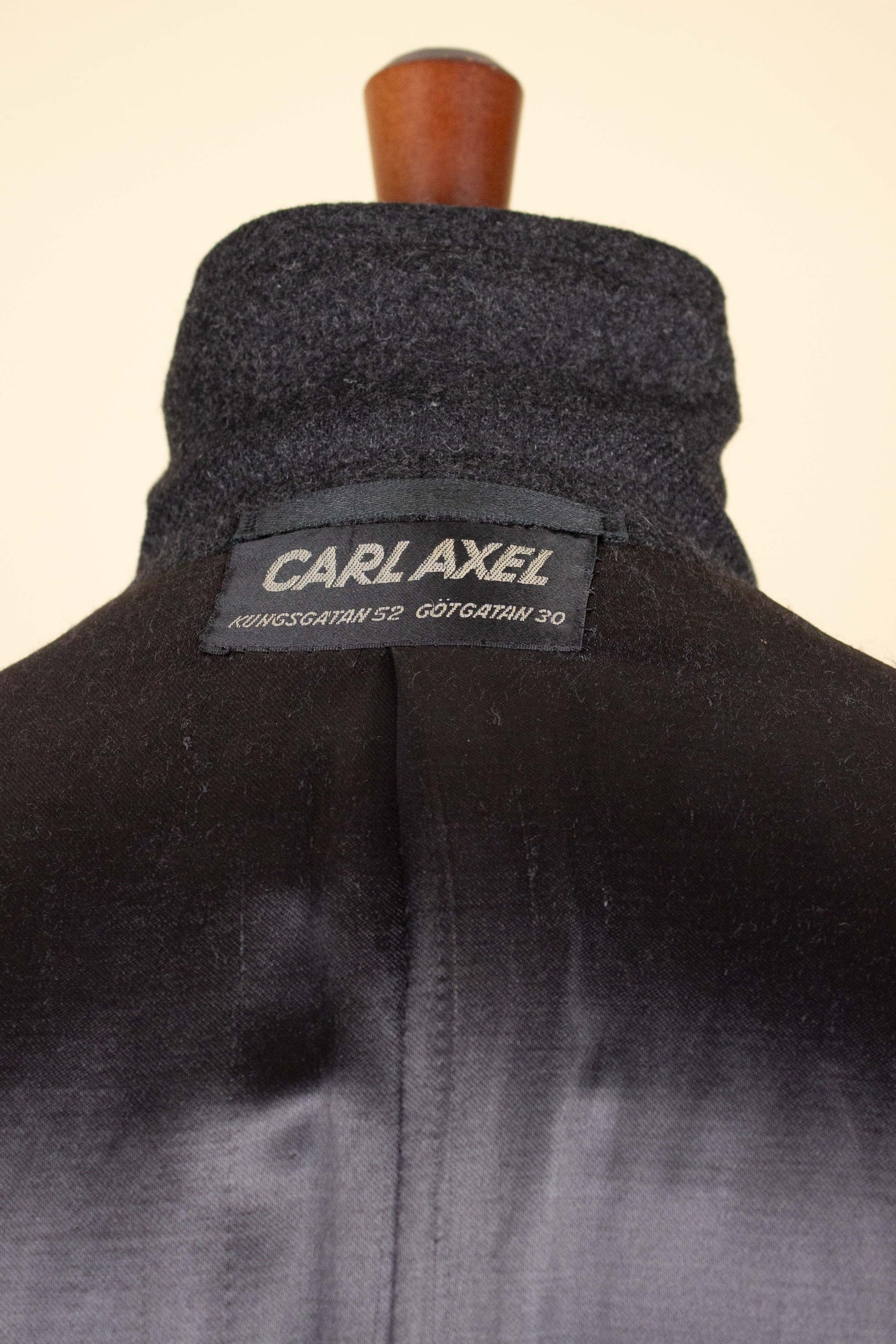 SWEDISH 1940S/1950S DARK GREY DOUBLE BREASTED OVERCOAT BY CARL AXEL. SIZE CA EU 44-46