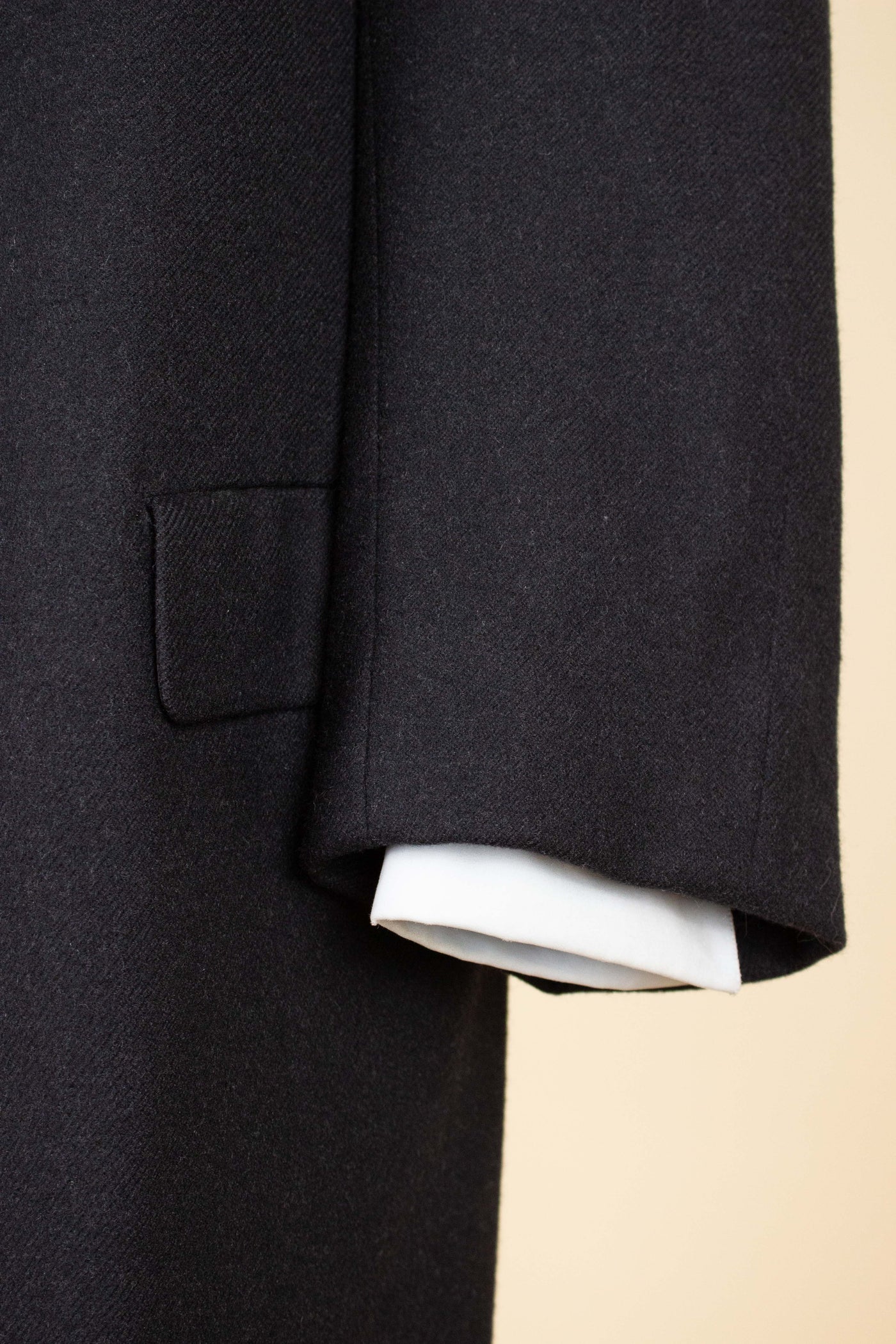 SWEDISH 1940S/1950S BLACK SINGLE BREASTED OVERCOAT. SIZE CA EU 46-48