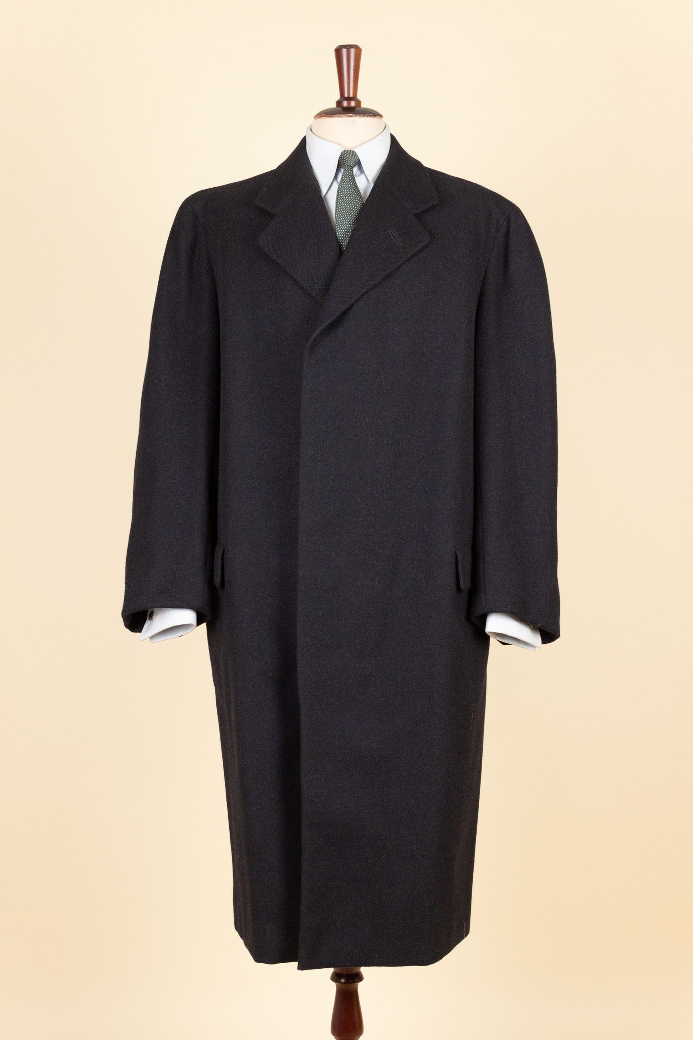 SWEDISH 1940S/1950S BLACK SINGLE BREASTED OVERCOAT. SIZE CA EU 46-48