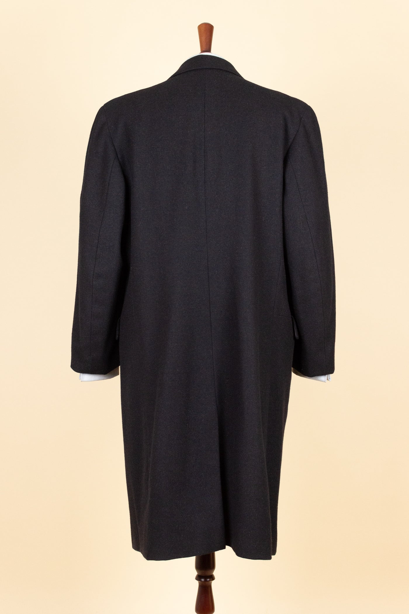 SWEDISH 1940S/1950S BLACK SINGLE BREASTED OVERCOAT. SIZE CA EU 46-48