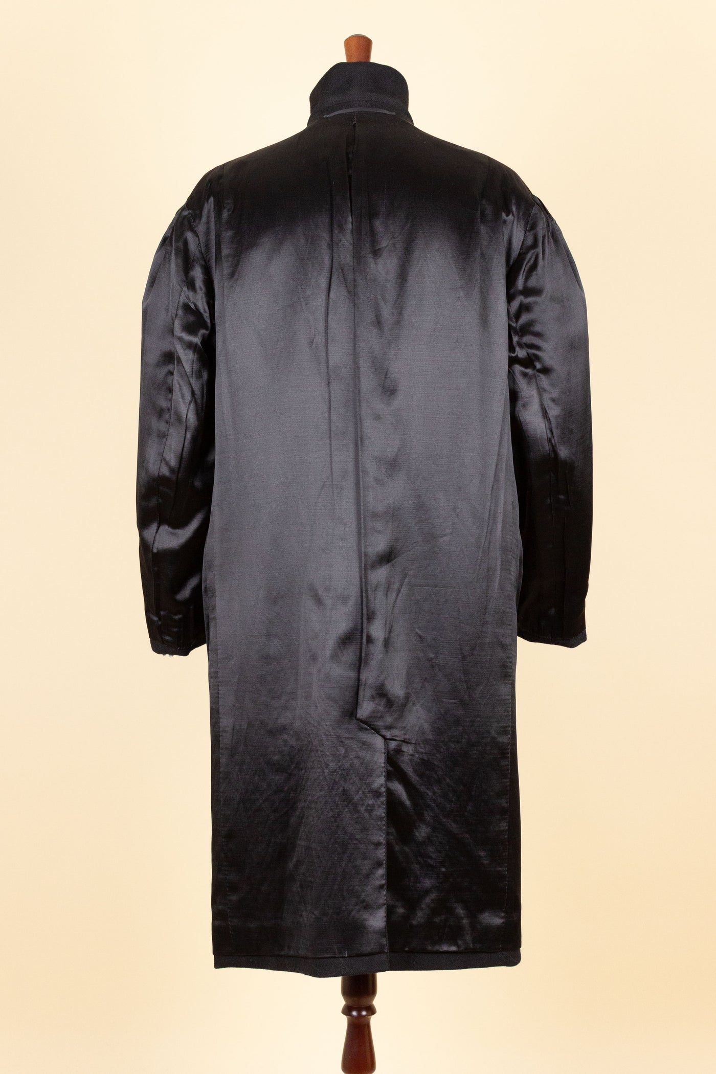 SWEDISH 1940S/1950S BLACK SINGLE BREASTED OVERCOAT. SIZE CA EU 46-48