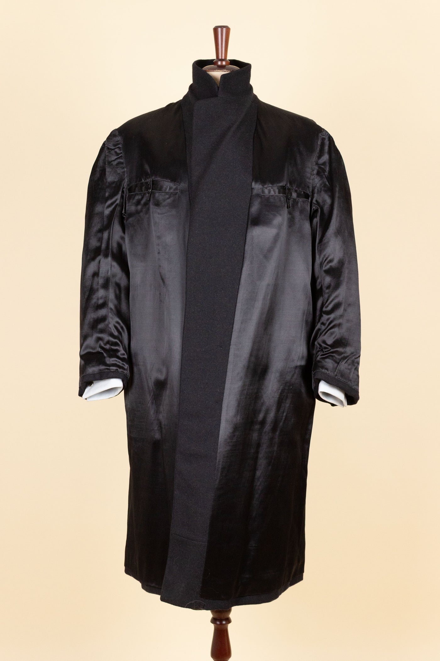 SWEDISH 1940S/1950S BLACK SINGLE BREASTED OVERCOAT. SIZE CA EU 46-48