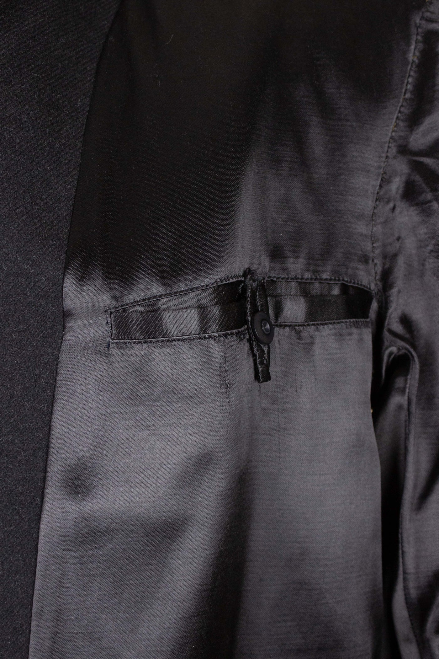 SWEDISH 1940S/1950S BLACK SINGLE BREASTED OVERCOAT. SIZE CA EU 46-48