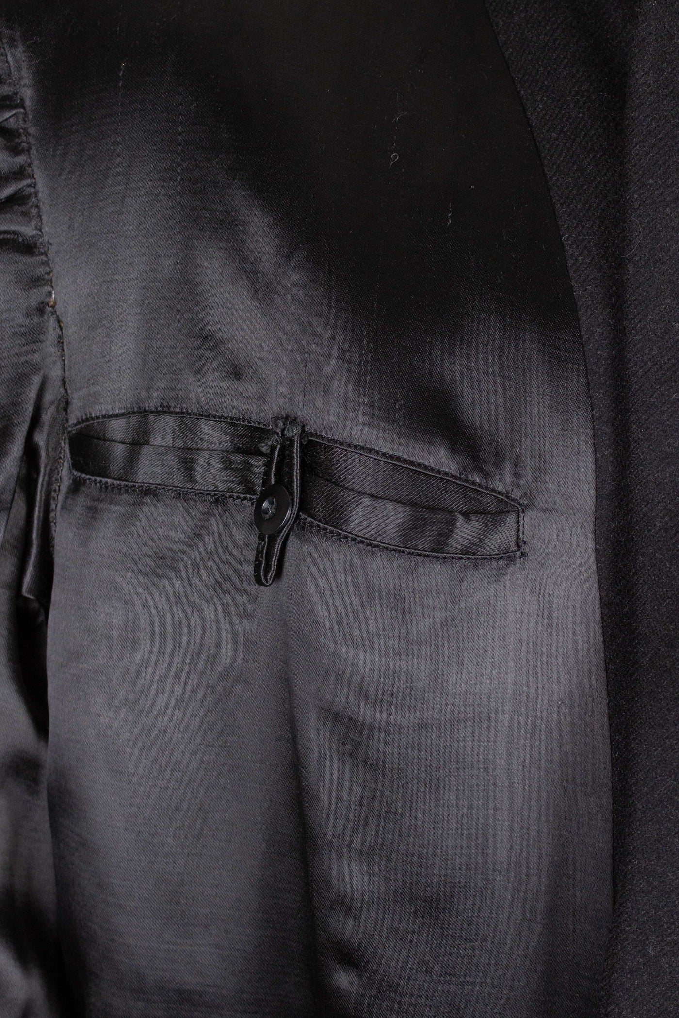 SWEDISH 1940S/1950S BLACK SINGLE BREASTED OVERCOAT. SIZE CA EU 46-48