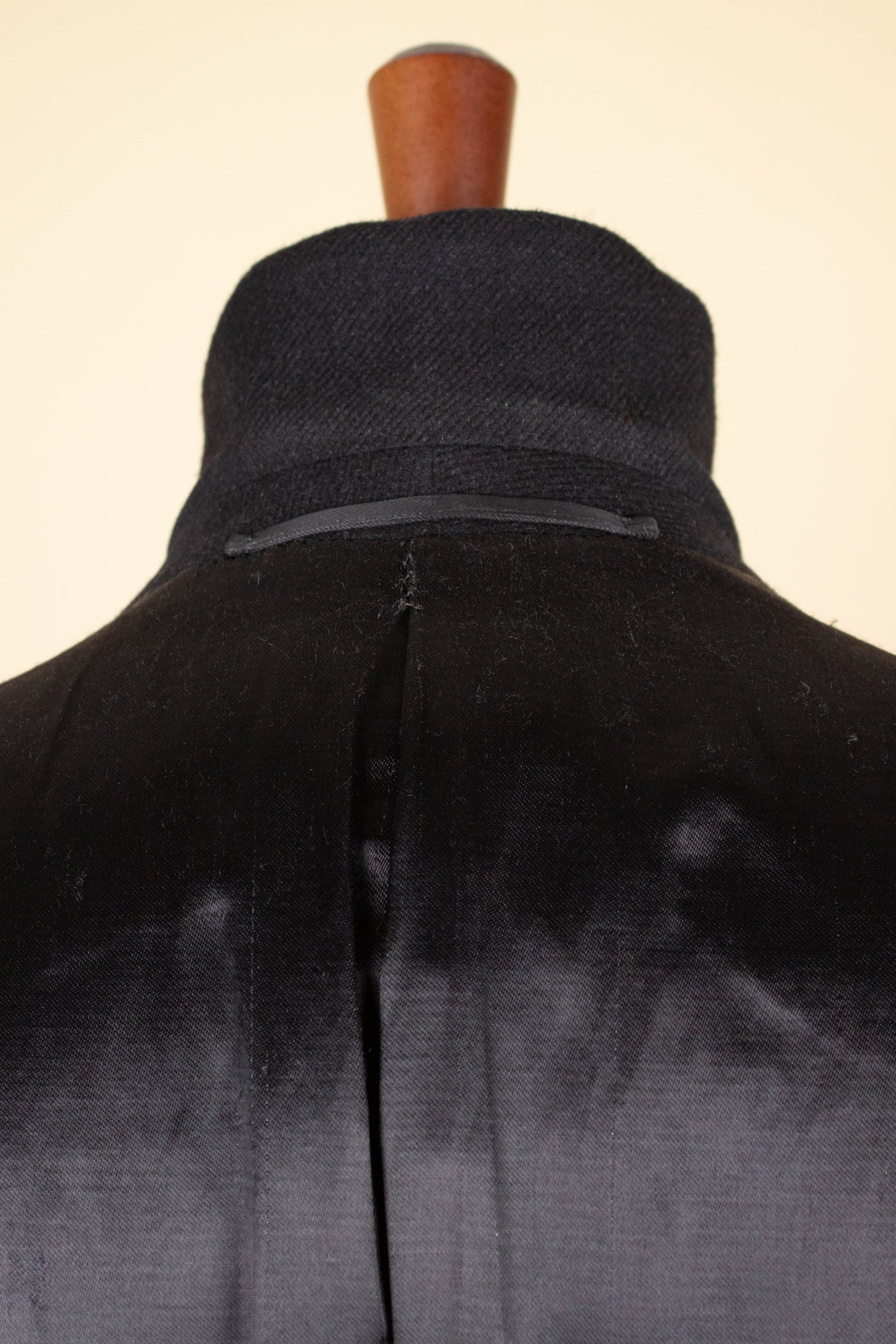 SWEDISH 1940S/1950S BLACK SINGLE BREASTED OVERCOAT. SIZE CA EU 46-48