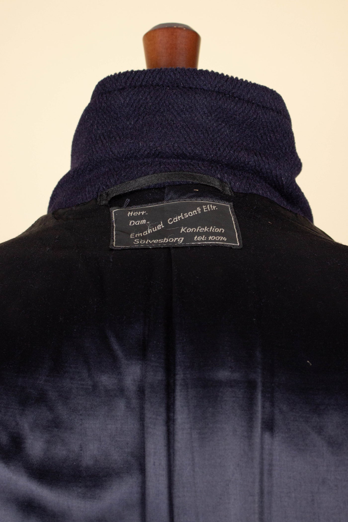 SWEDISH 1940S DARK BLUE OVERCOAT BY DERBER. SIZE CA EU 46-48