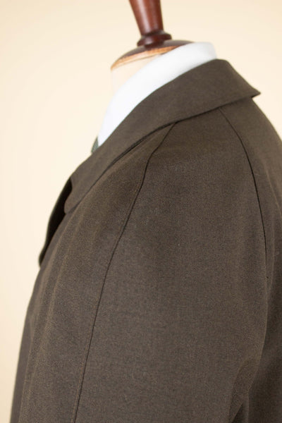 SWEDISH 1950S/1960S BROWN LIGHTWEIGHT SINGLE BREASTED RAGLAN COAT. SIZE CA EU 50