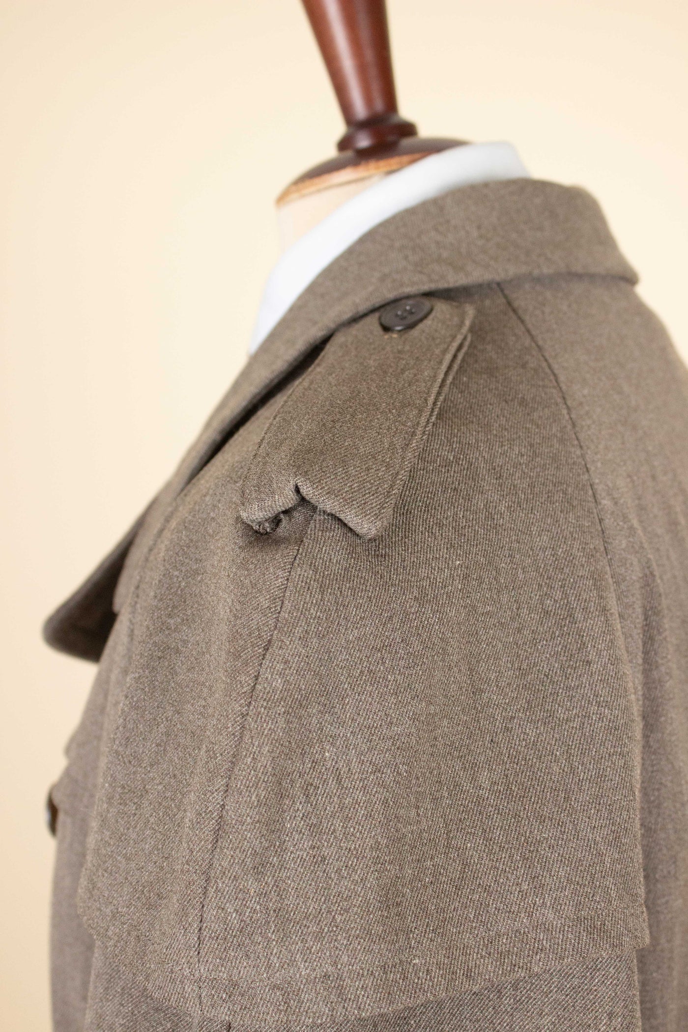 SWEDISH 1930S/1940S LIGHT BROWN TRENCH COAT BY TORNADO. SIZE CA EU 52-54