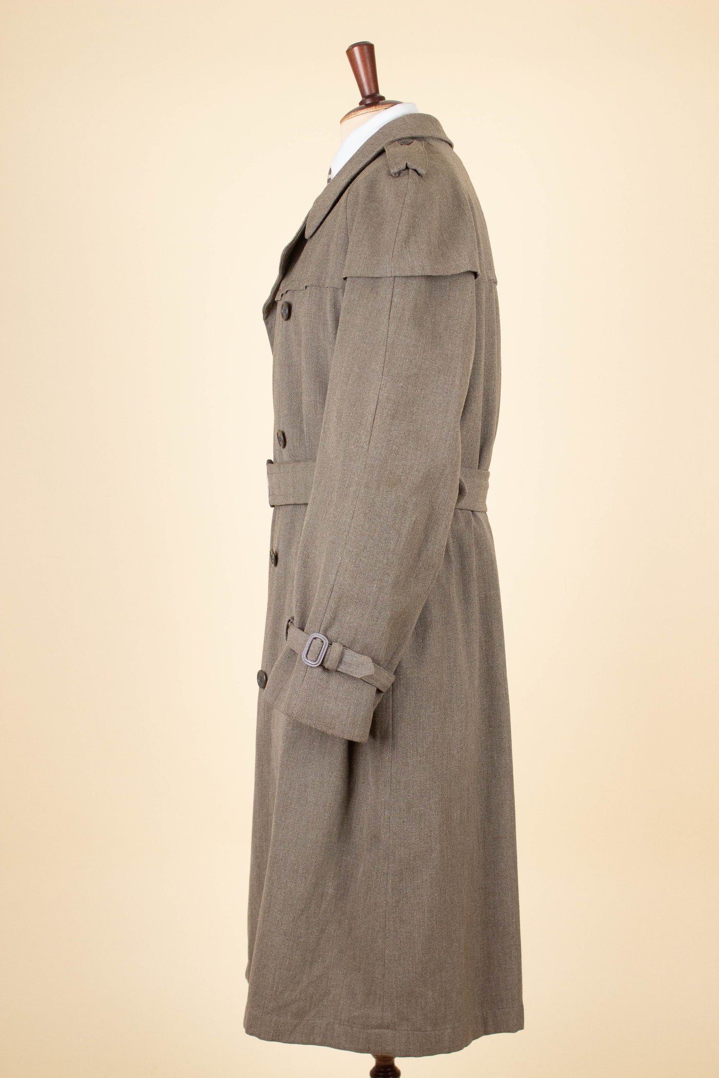 SWEDISH 1930S/1940S LIGHT BROWN TRENCH COAT BY TORNADO. SIZE CA EU 52-54