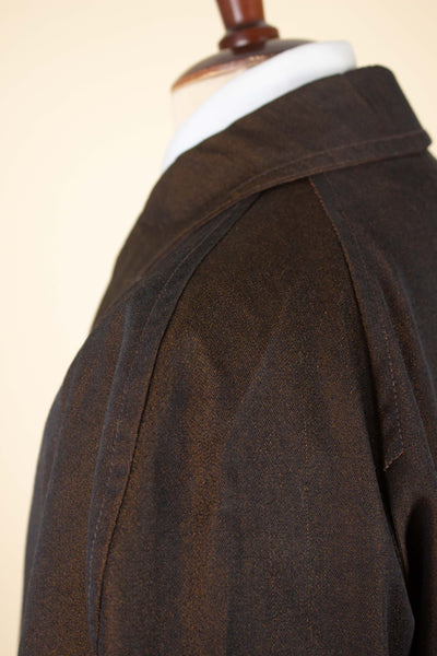 SWEDISH 1960S BESPOKE DARK BROWN SINGLE BREASTED LIGHT WEIGHT RAGLAN COAT BY A.W. BAUER. SIZE CA EU 56