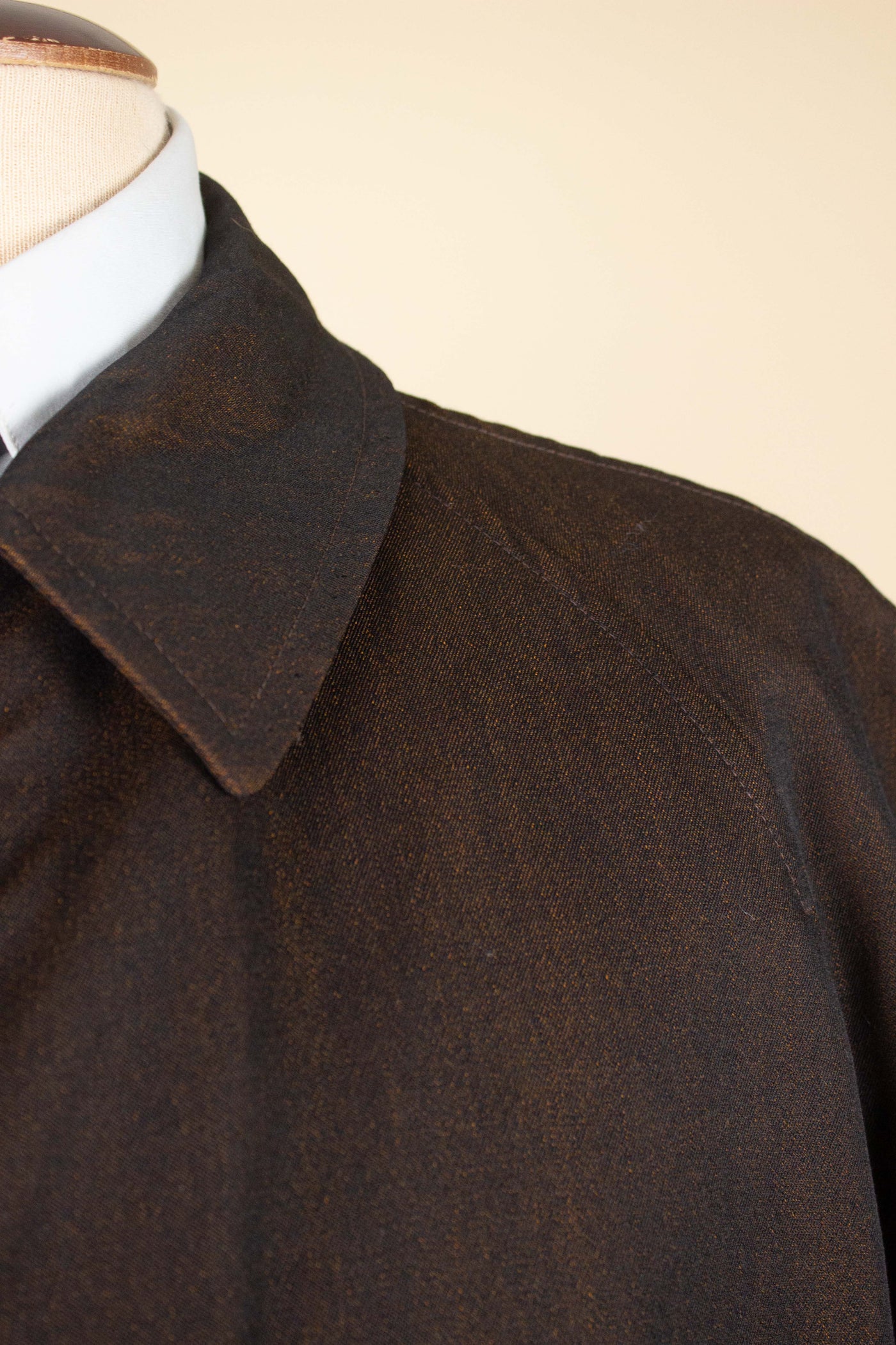 SWEDISH 1960S BESPOKE DARK BROWN SINGLE BREASTED LIGHT WEIGHT RAGLAN COAT BY A.W. BAUER. SIZE CA EU 56