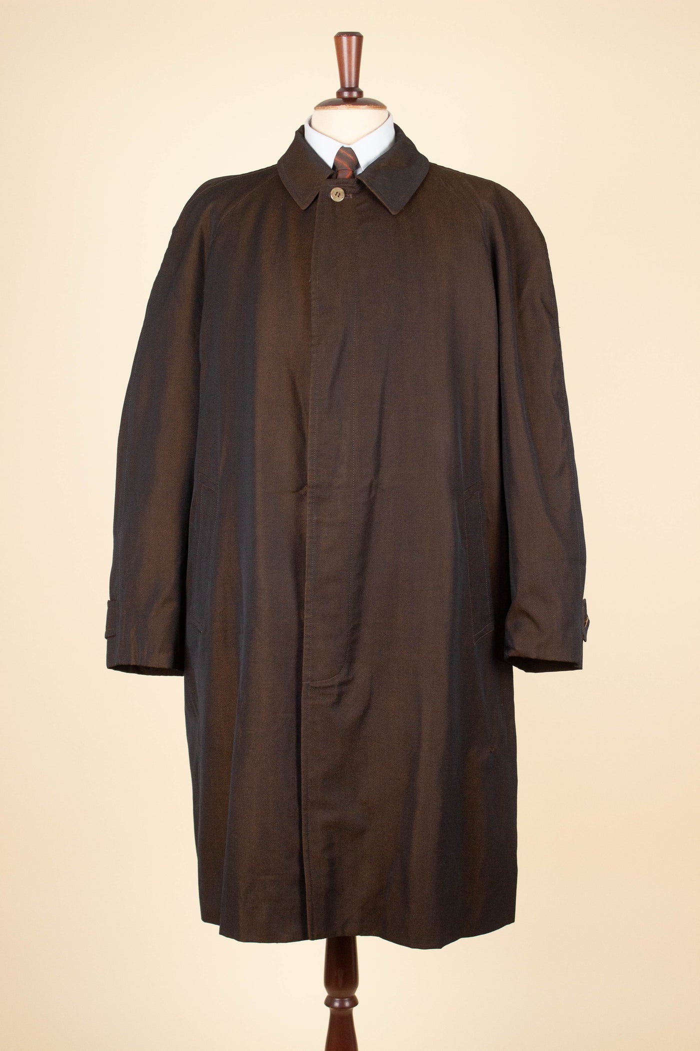 SWEDISH 1960S BESPOKE DARK BROWN SINGLE BREASTED LIGHT WEIGHT RAGLAN COAT BY A.W. BAUER. SIZE CA EU 56