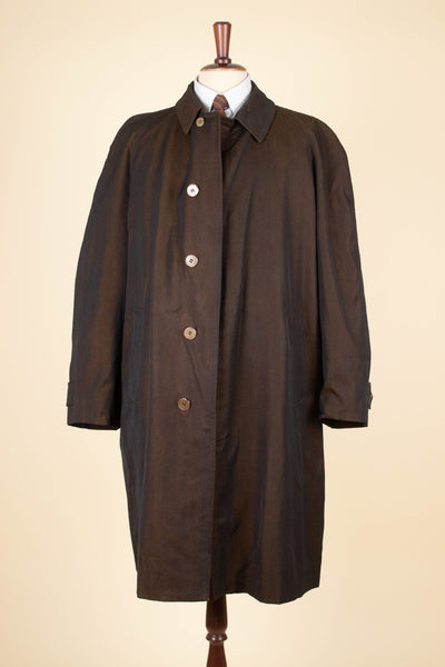 SWEDISH 1960S BESPOKE DARK BROWN SINGLE BREASTED LIGHT WEIGHT RAGLAN COAT BY A.W. BAUER. SIZE CA EU 56