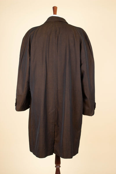 SWEDISH 1960S BESPOKE DARK BROWN SINGLE BREASTED LIGHT WEIGHT RAGLAN COAT BY A.W. BAUER. SIZE CA EU 56