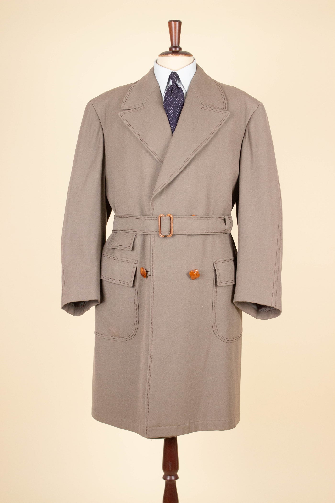 SWEDISH 1940S/1950S BEIGE DOUBLE BREASTED LIGHT WEIGHT COAT. SIZE CA EU 52