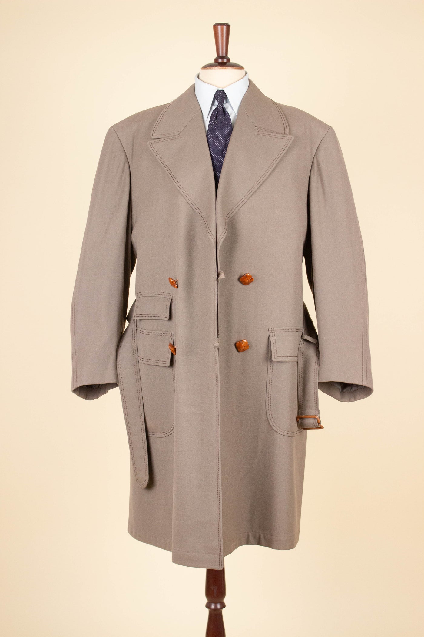 SWEDISH 1940S/1950S BEIGE DOUBLE BREASTED LIGHT WEIGHT COAT. SIZE CA EU 52