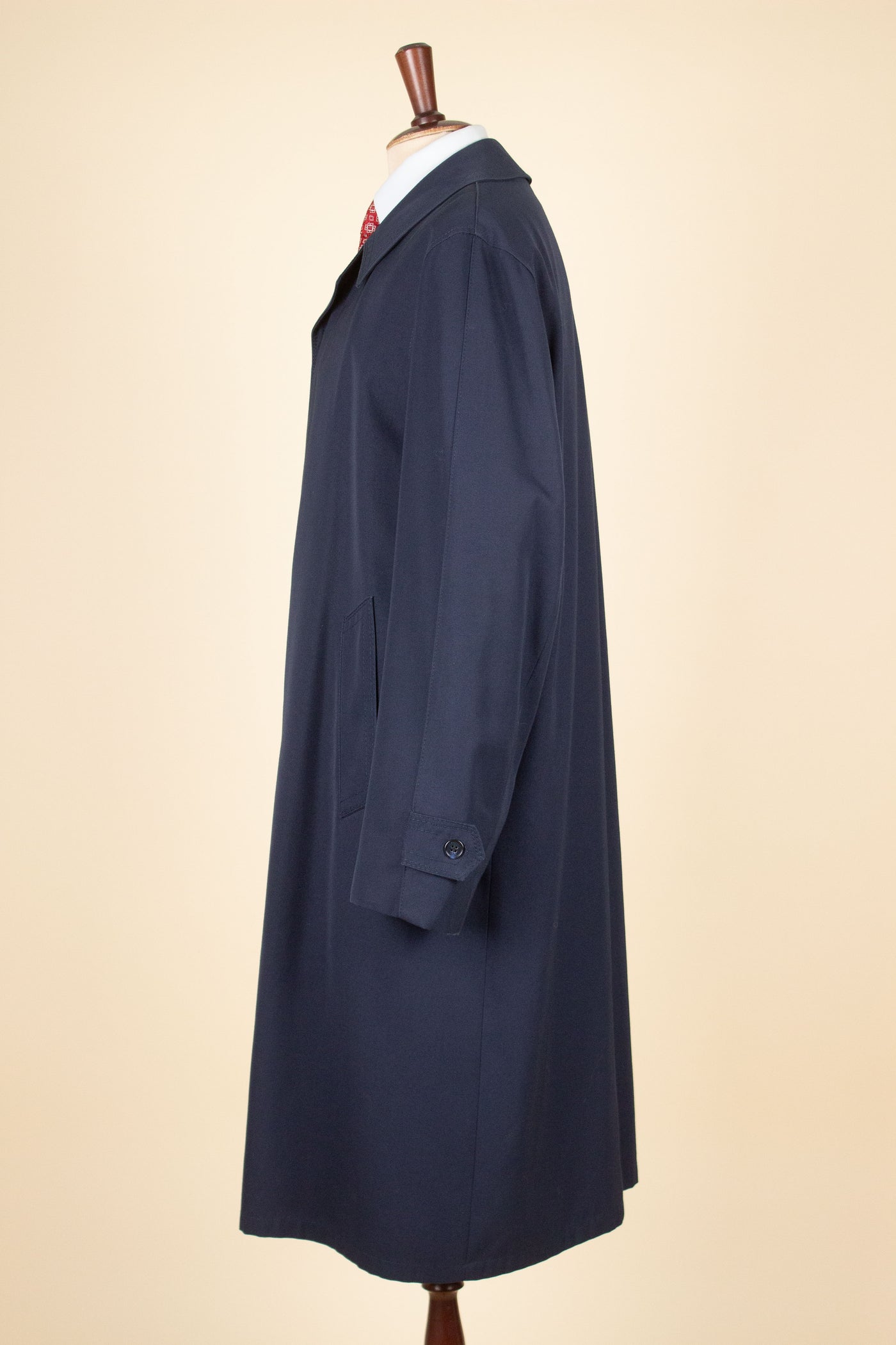 SWEDISH 1960S BLUE LIGHT WEIGHT RAGLAN COAT BY DRESS BOCAJ. SIZE CA EU 50