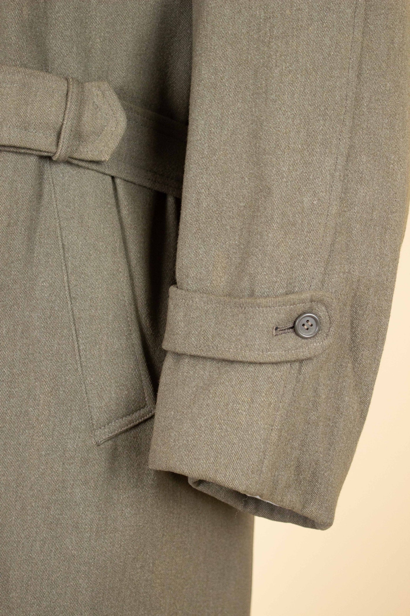 SWEDISH 1930S/1940S LIGHT BROWN TRENCH COAT BY CARLBOMS. SIZE CA EU 44-46