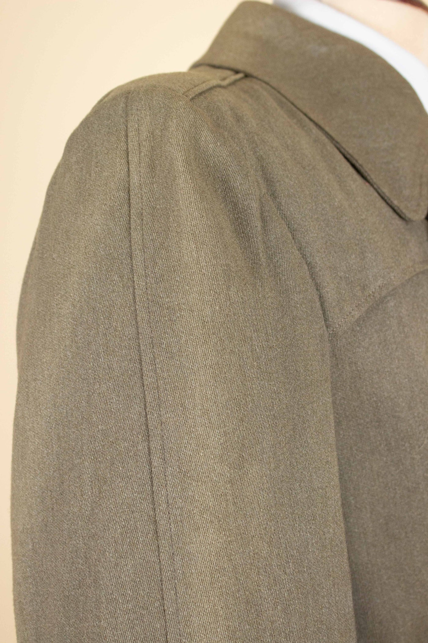 SWEDISH 1930S/1940S LIGHT BROWN TRENCH COAT BY CARLBOMS. SIZE CA EU 44-46